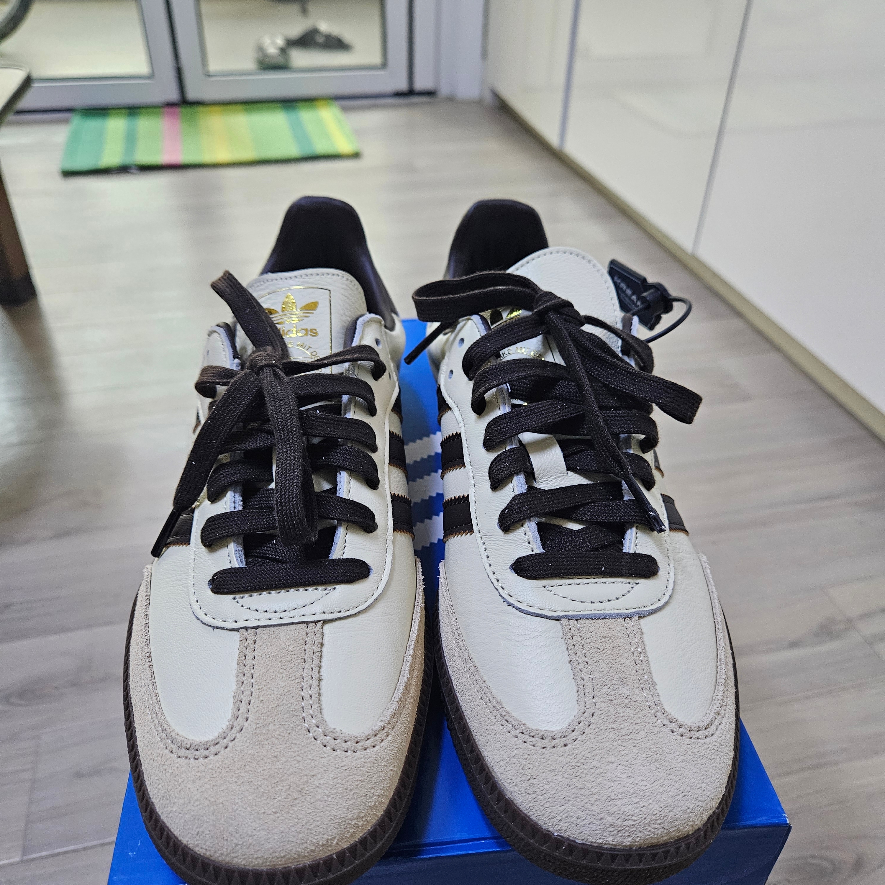 Adidas Samba OG Cream White Dark Brown 착용 스타일 - 2