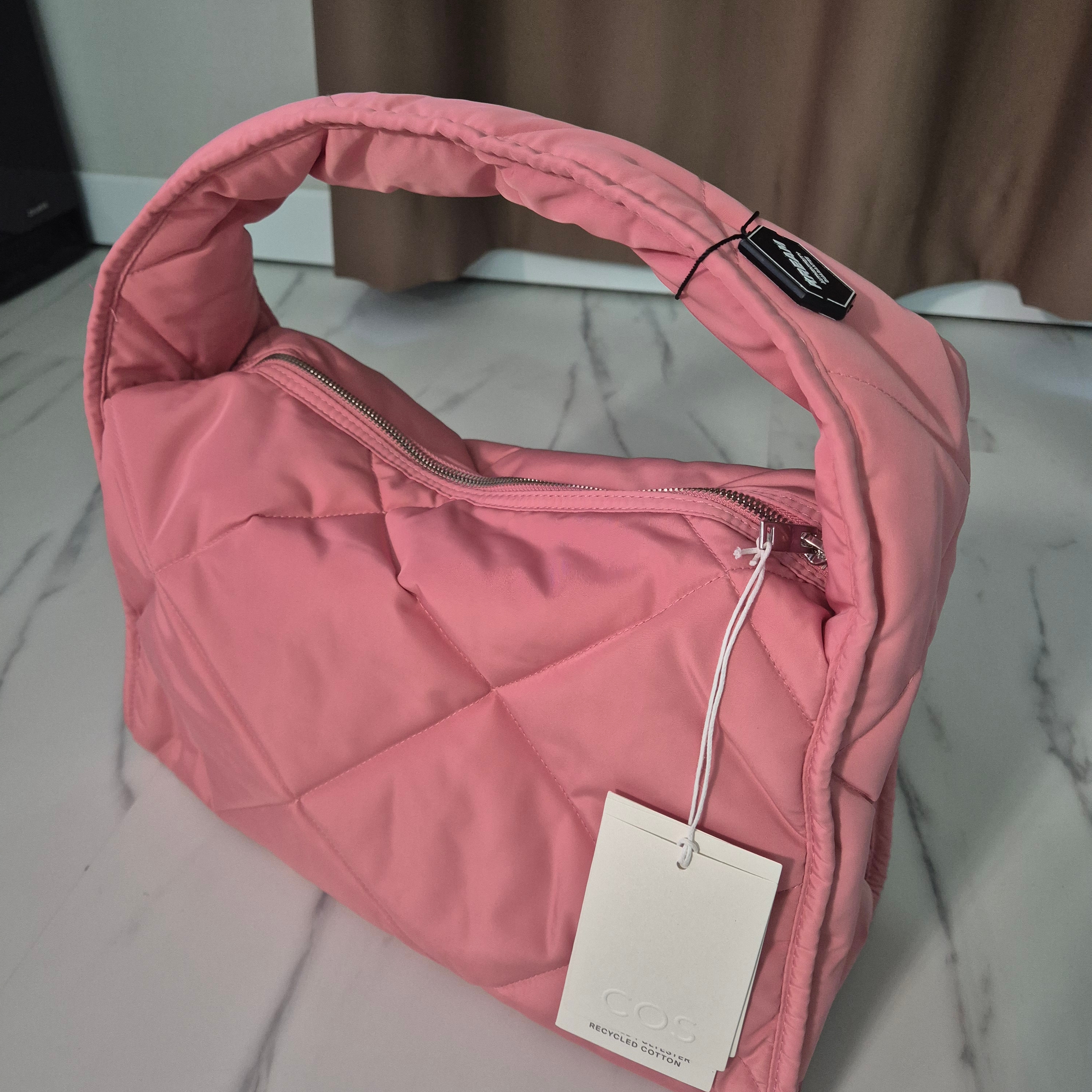 COS Diamond Quilted Shoulder Bag Mist Powder 착용 스타일 - 2