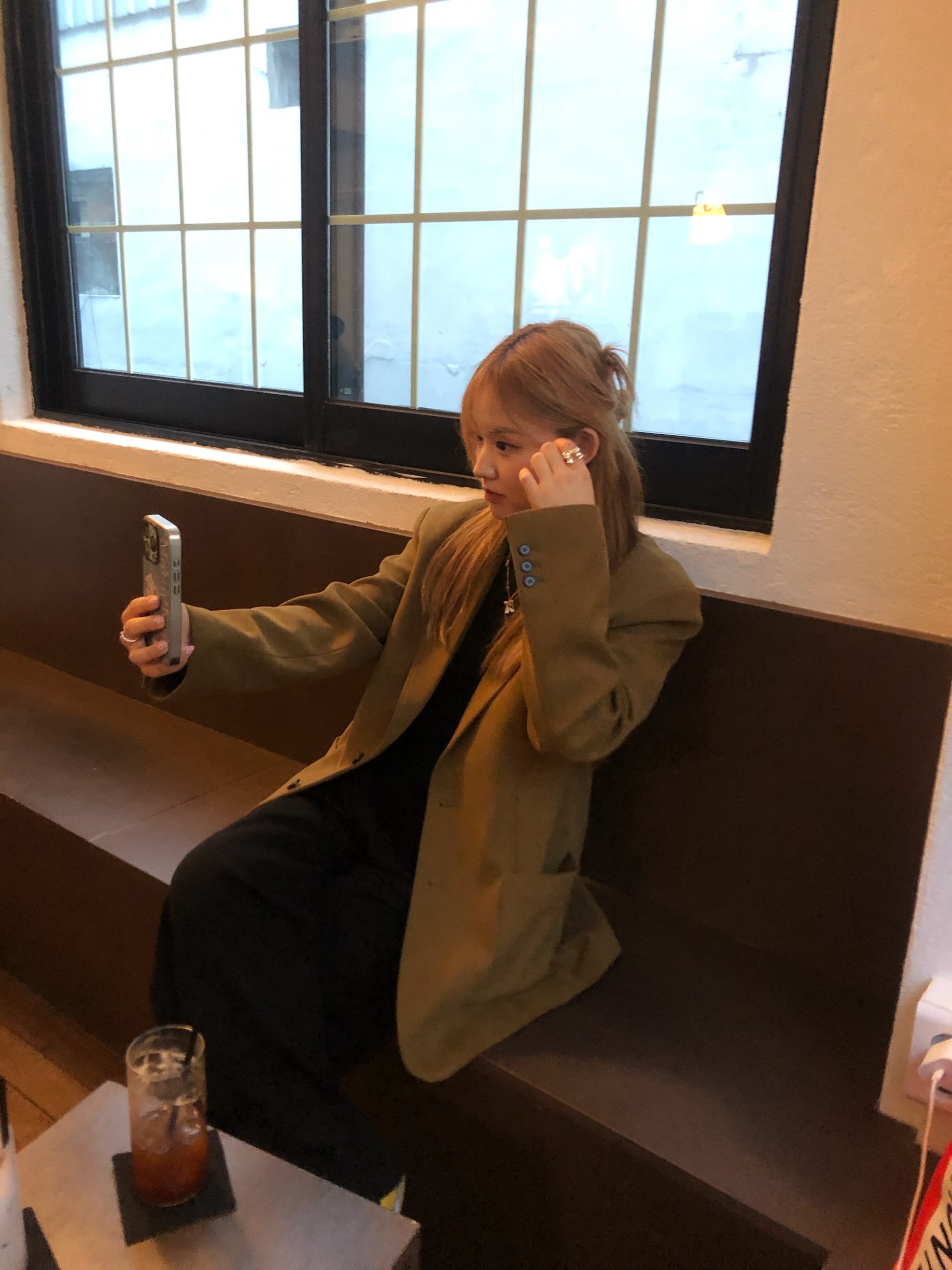 Casetify x Matin Kim iPhone Destroyed Denim Magsafe Mirror Case Silver, Onitsuka Tiger Mexico 66 Yellow Black 착용 스타일 - 1