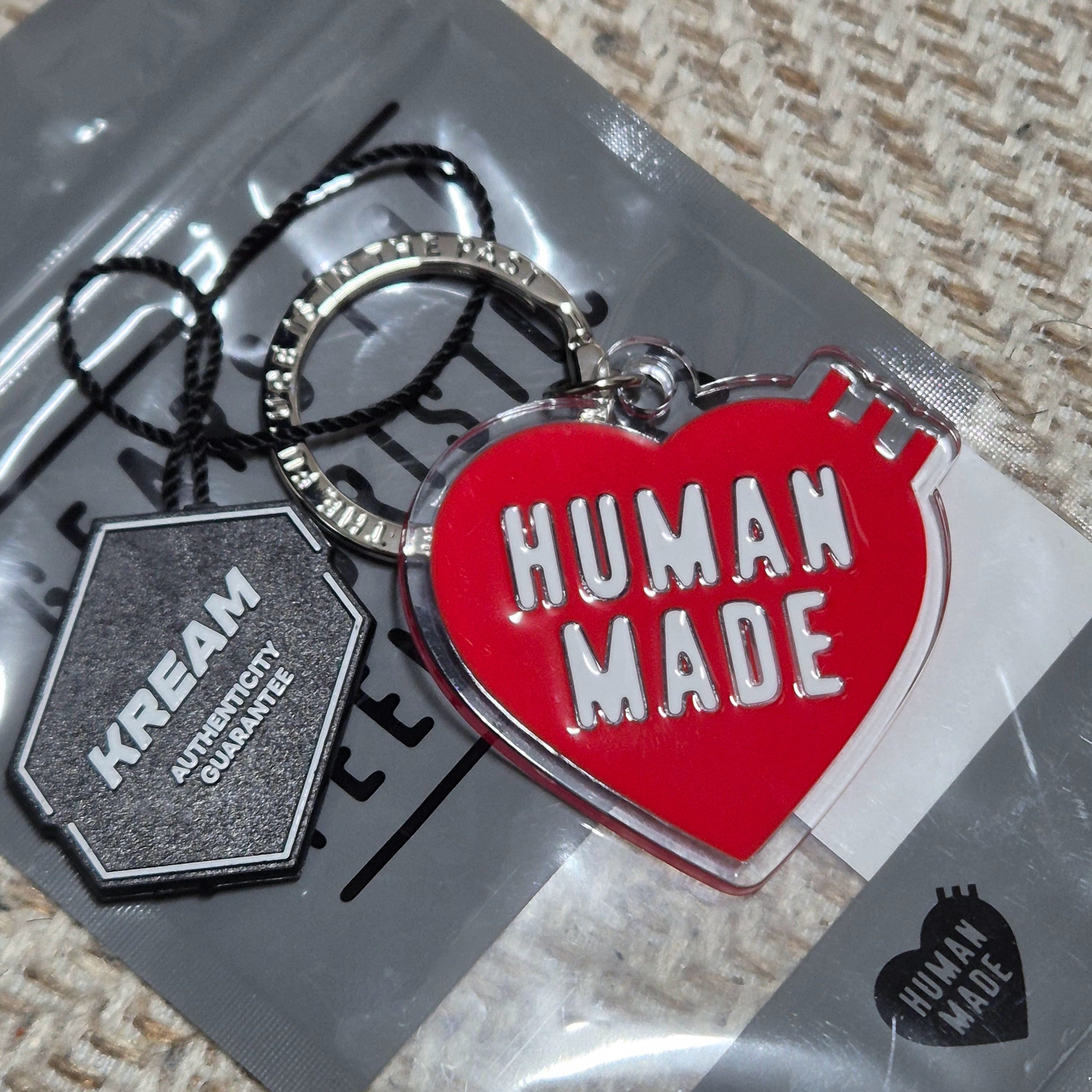 Human Made Heart Keyring Red, Human Made Heart Rubber Key Chain Green 착용 스타일 - 2