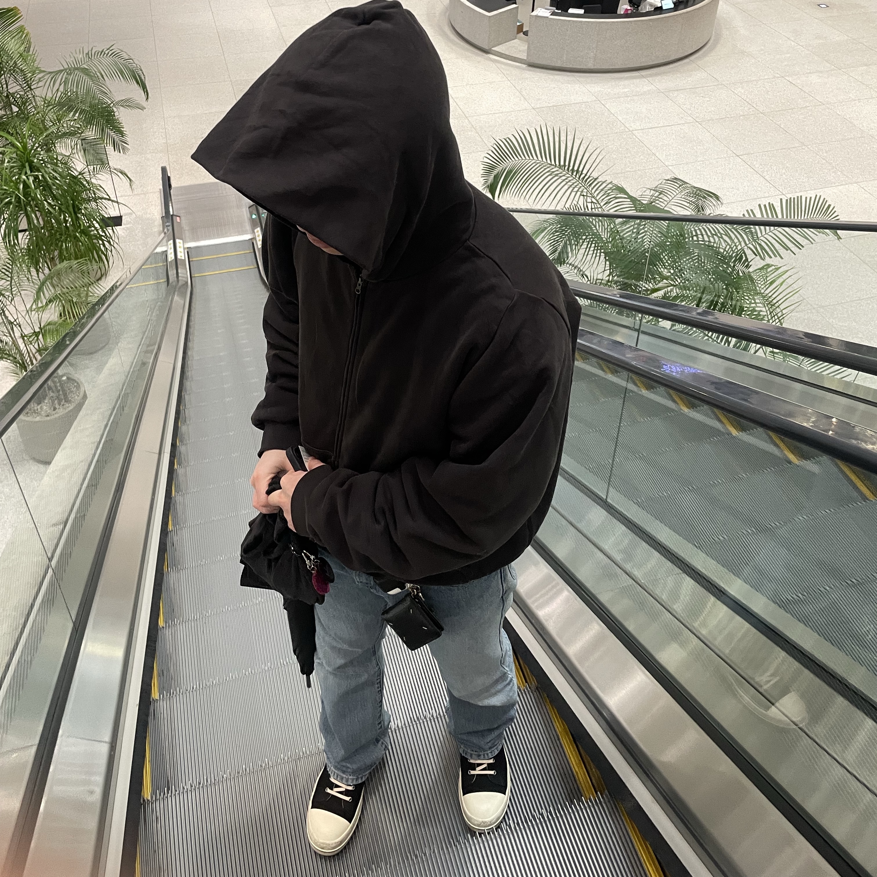 Yeezy YZY Zip-Up Hoodie Black 착용 스타일 - 1