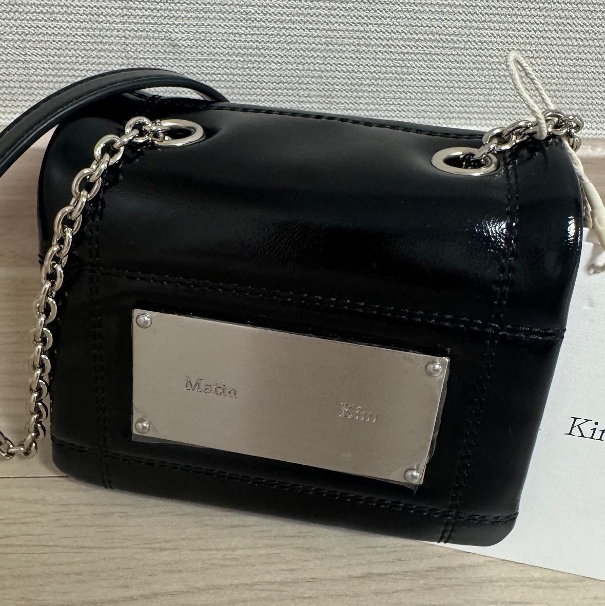 Matin Kim Classic Chain Quilting Mini Bag Black 착용 스타일 - 1