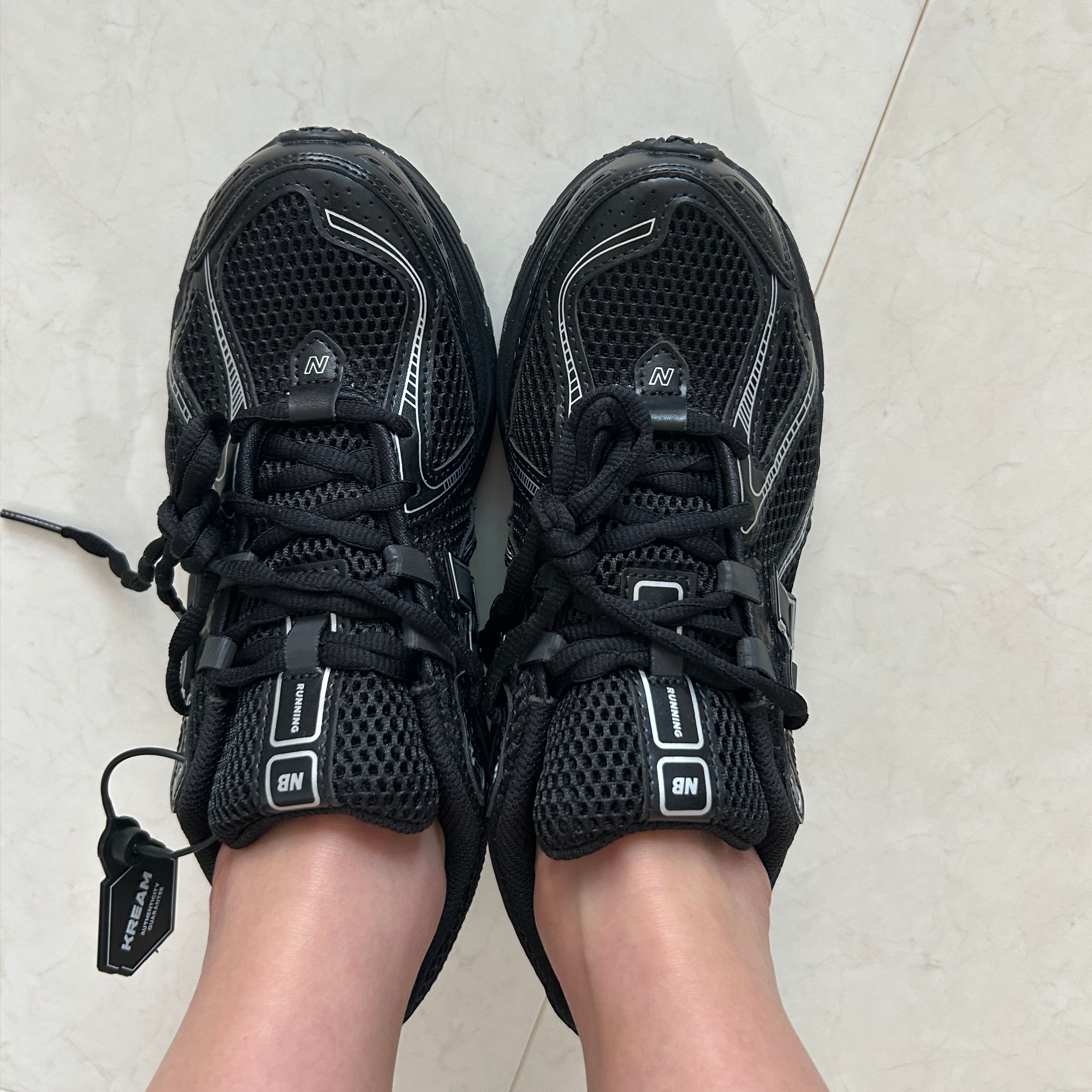 New Balance 1906R Black Silver Metallic 착용 스타일 - 2