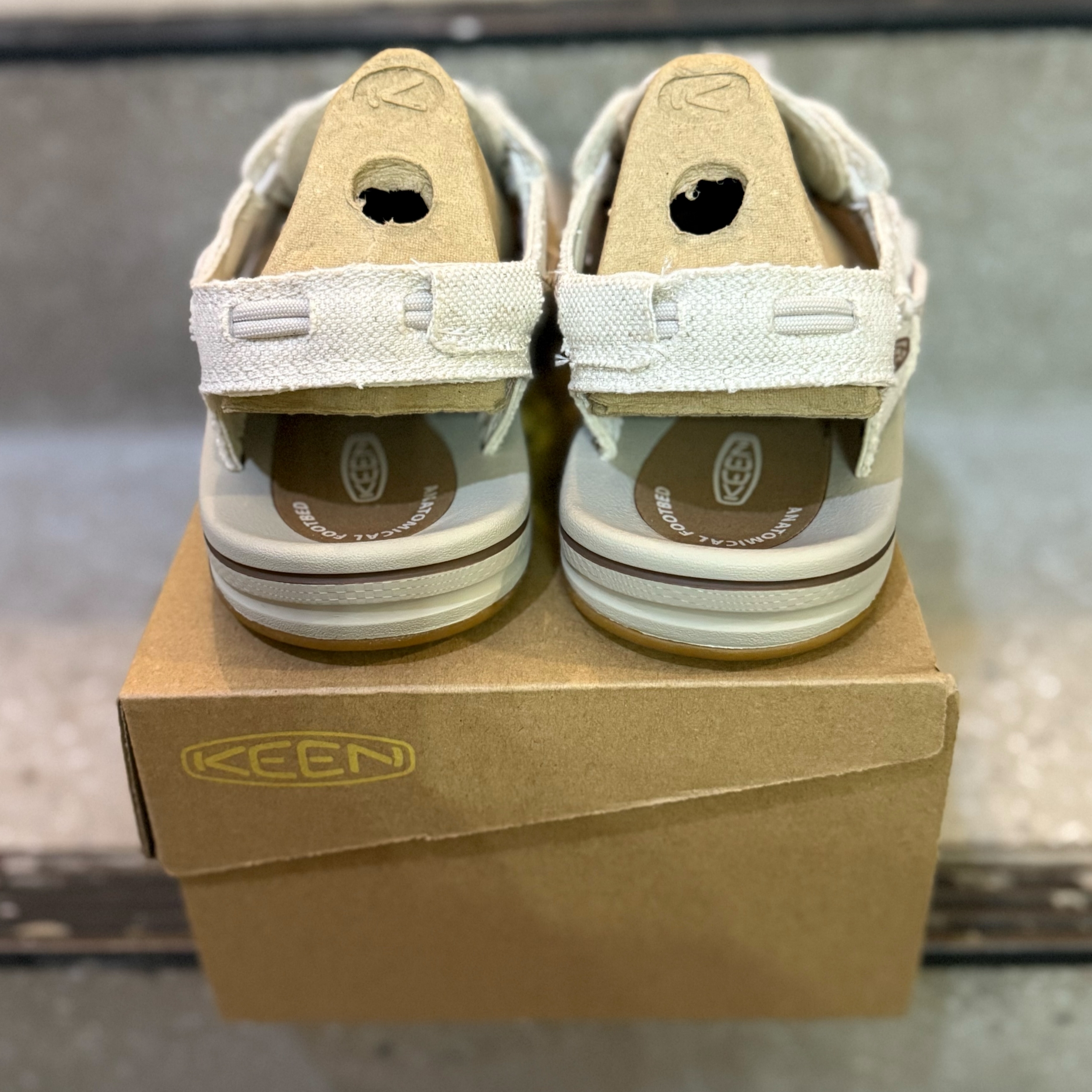 Keen Uneek Canvas Sandals Men Bright Beige 착용 스타일 - 3