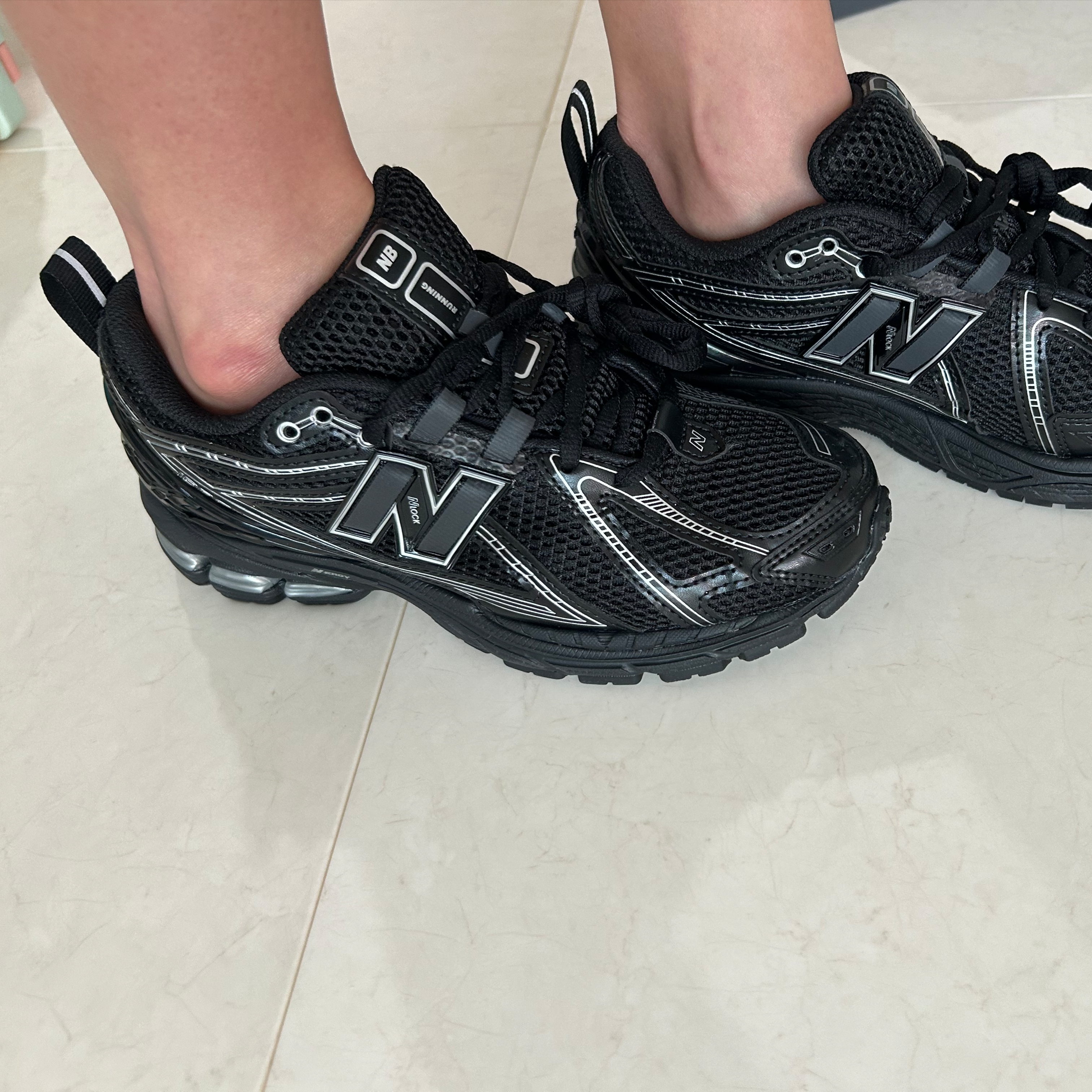 New Balance 1906R Black Silver Metallic 착용 스타일 - 3