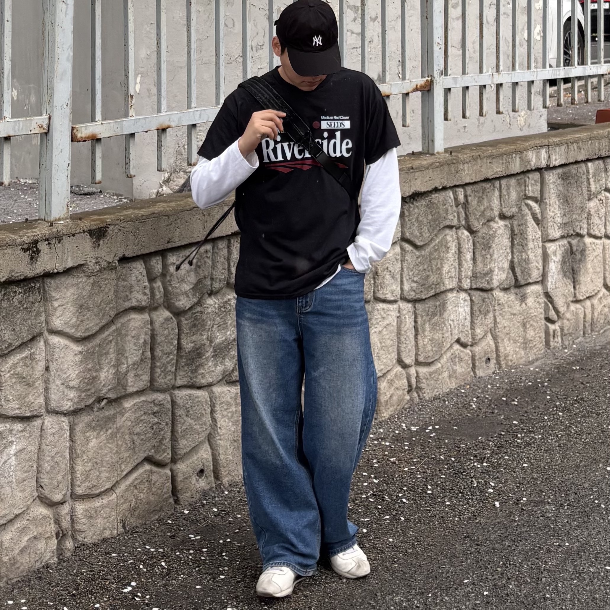 Gildan X EMEM Riverside T-Shirt Black 착용 스타일 - 3