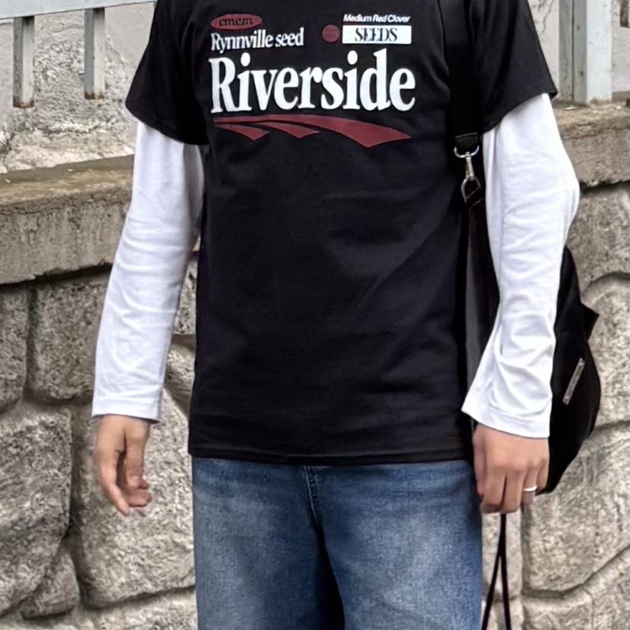 Gildan X EMEM Riverside T-Shirt Black 착용 스타일 - 4