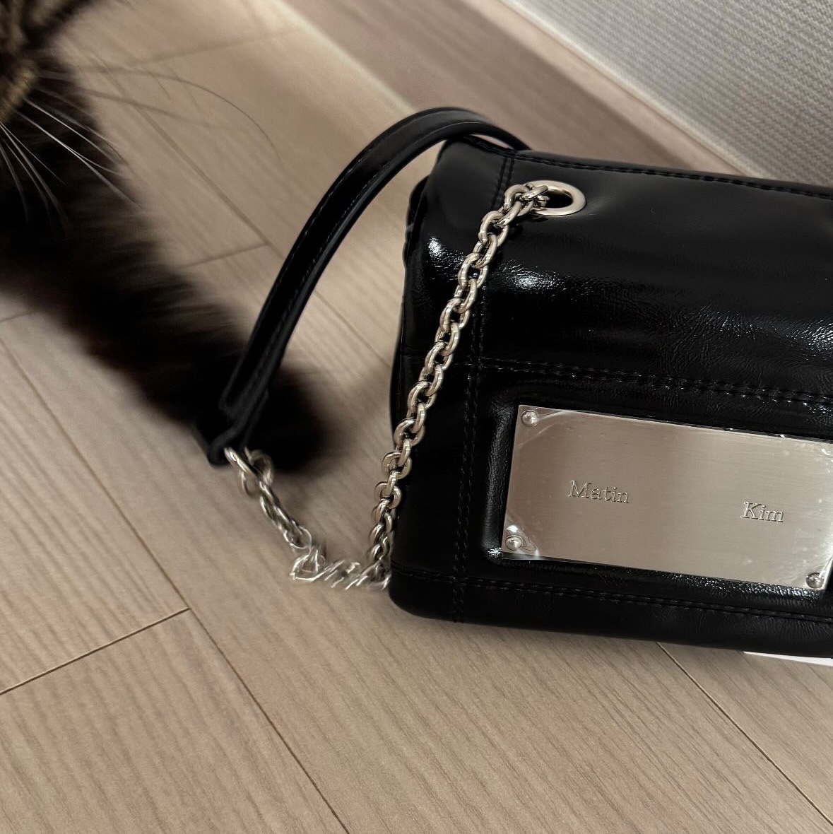 Matin Kim Classic Chain Quilting Mini Bag Black 착용 스타일 - 2