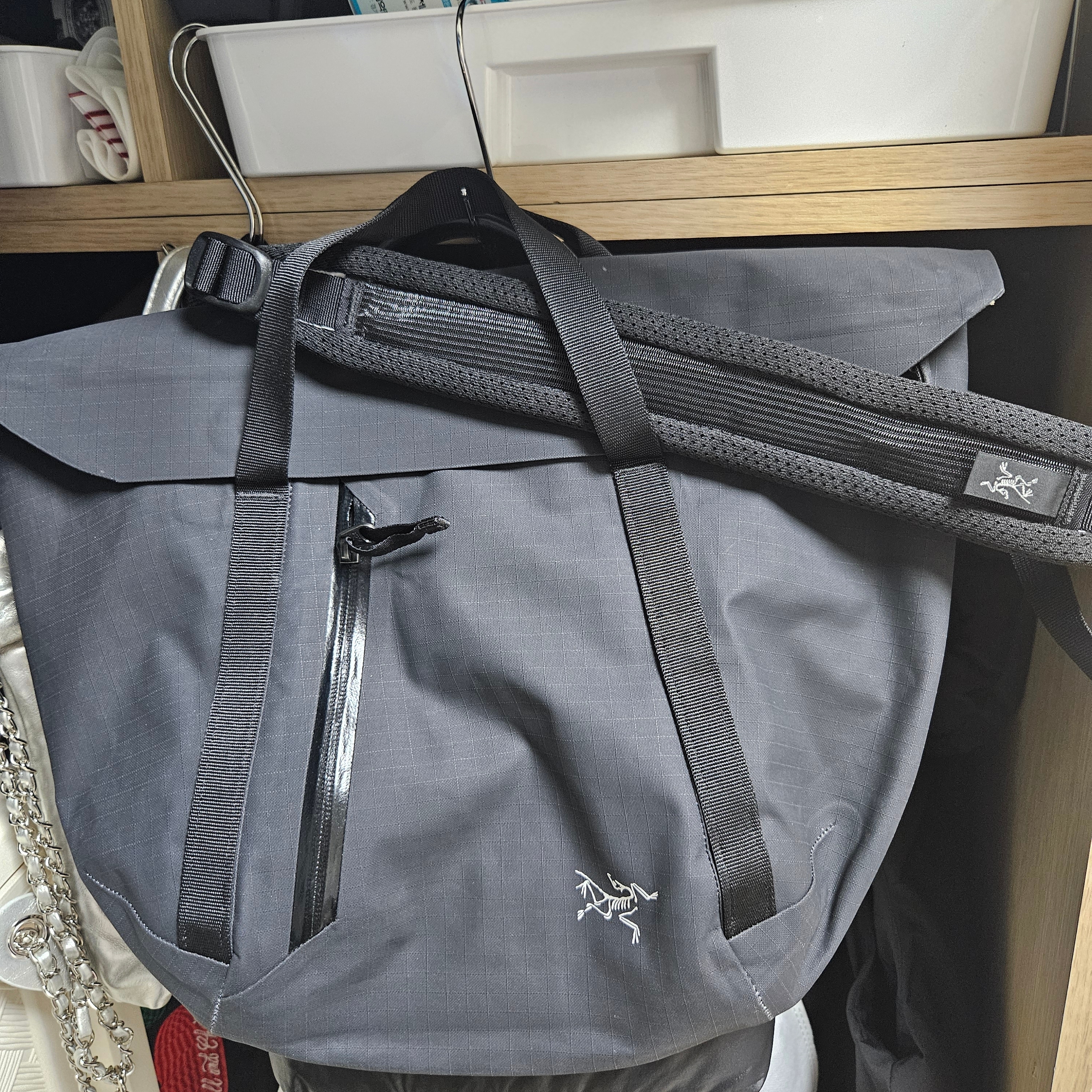 Arc'teryx Granville Shoulder Bag Black 착용 스타일