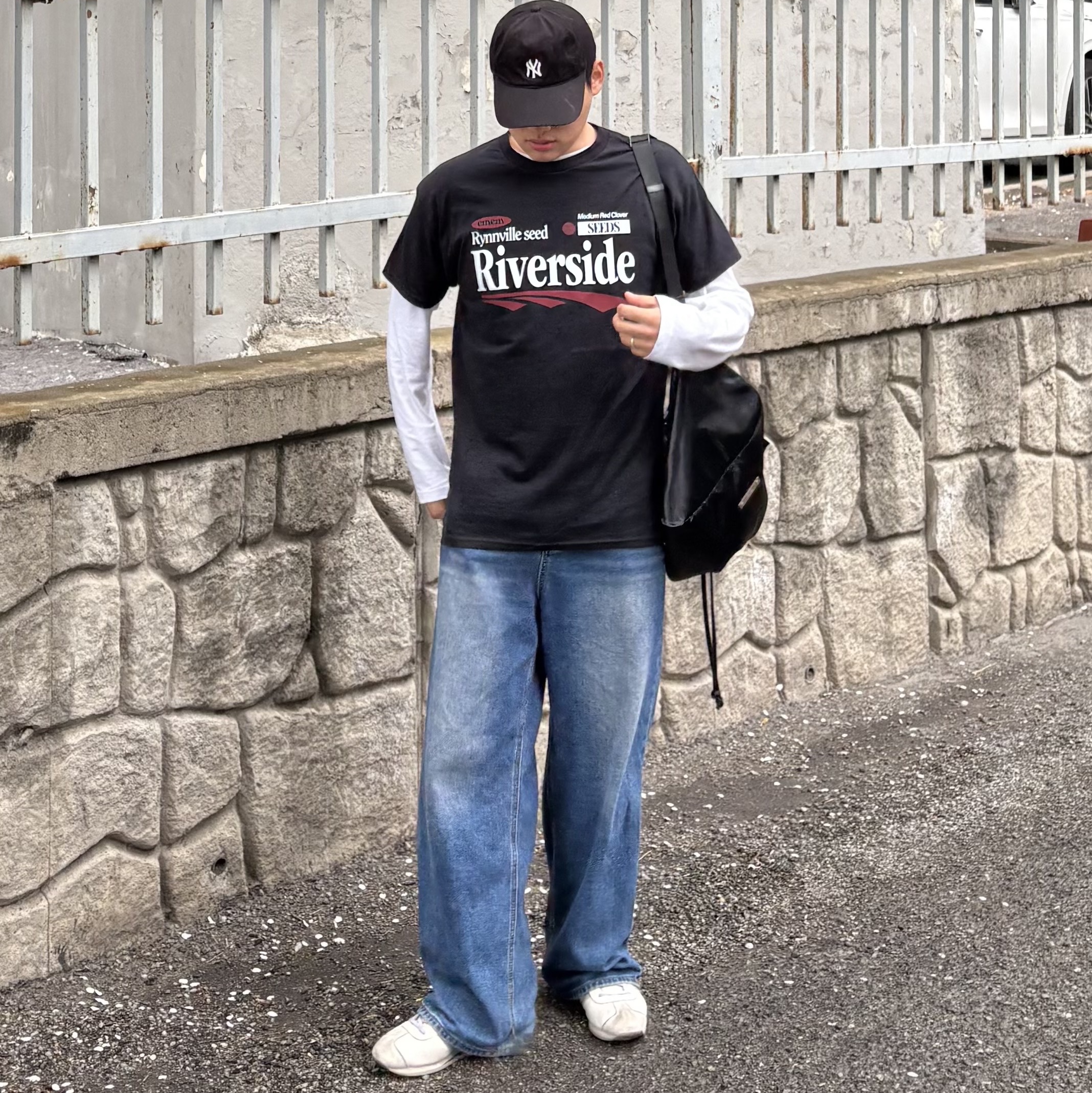 Gildan X EMEM Riverside T-Shirt Black 착용 스타일 - 2