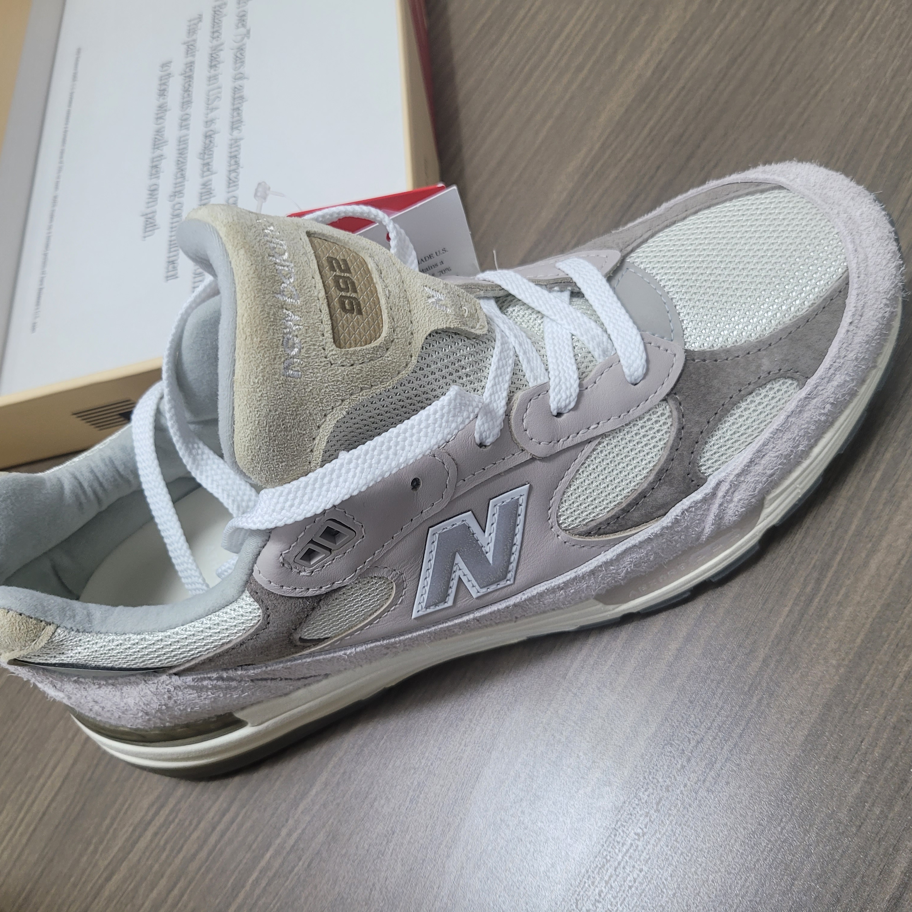New Balance 992 Made in USA Moonrock Mushroom 착용 스타일 - 3