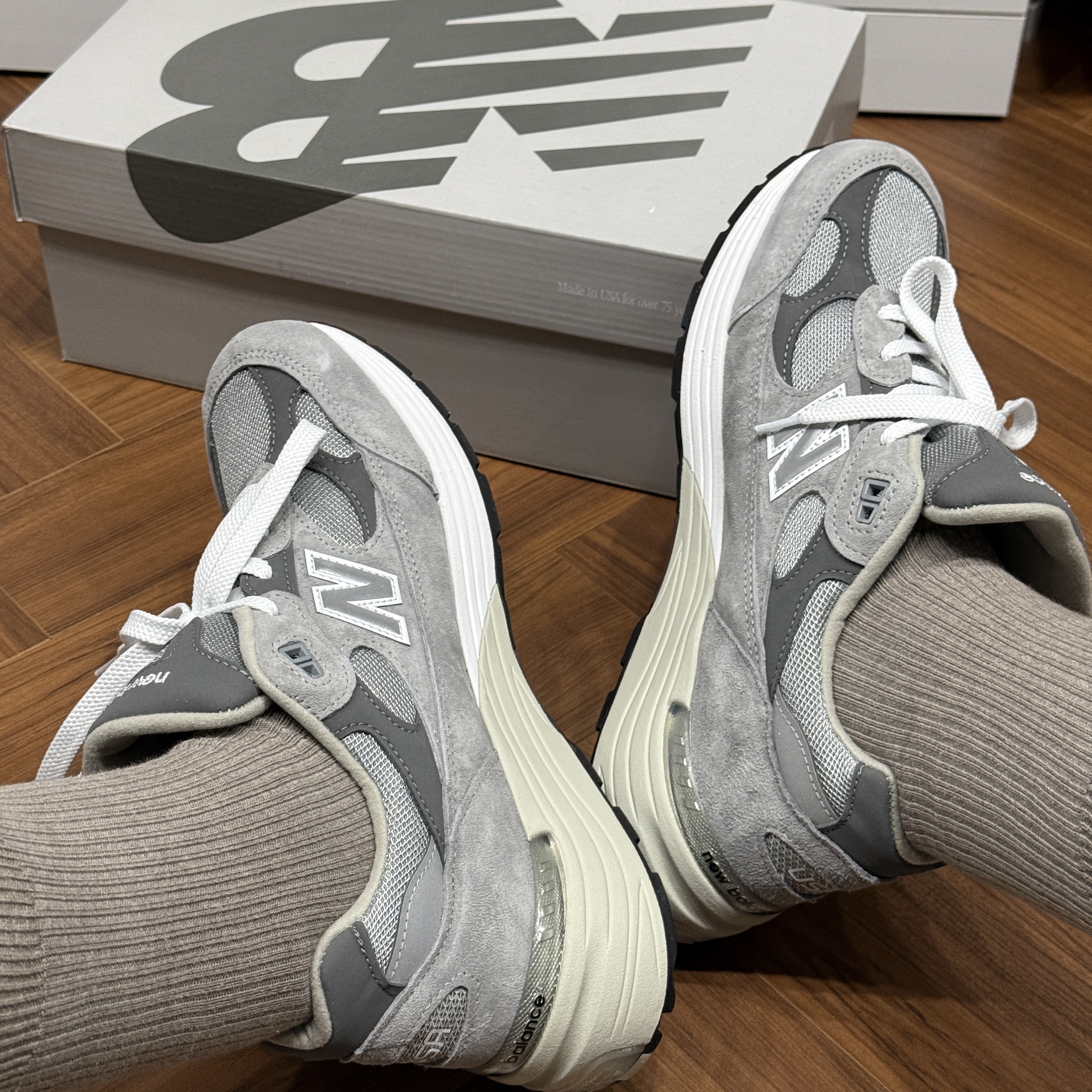 New Balance 992 Made in USA Core Grey Silver Metallic 착용 스타일 - 5