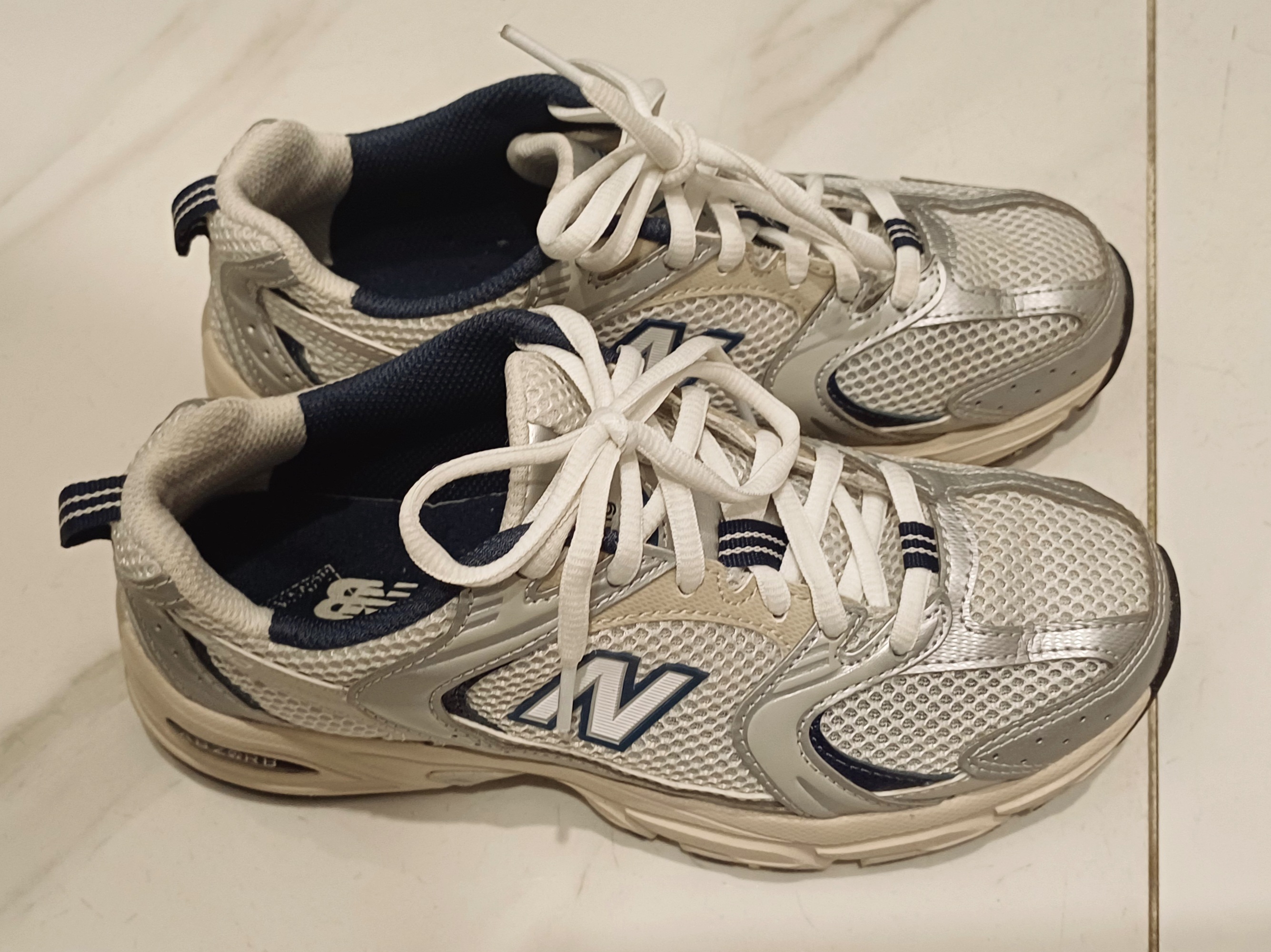New Balance 530 Steel Grey 착용 스타일 - 1