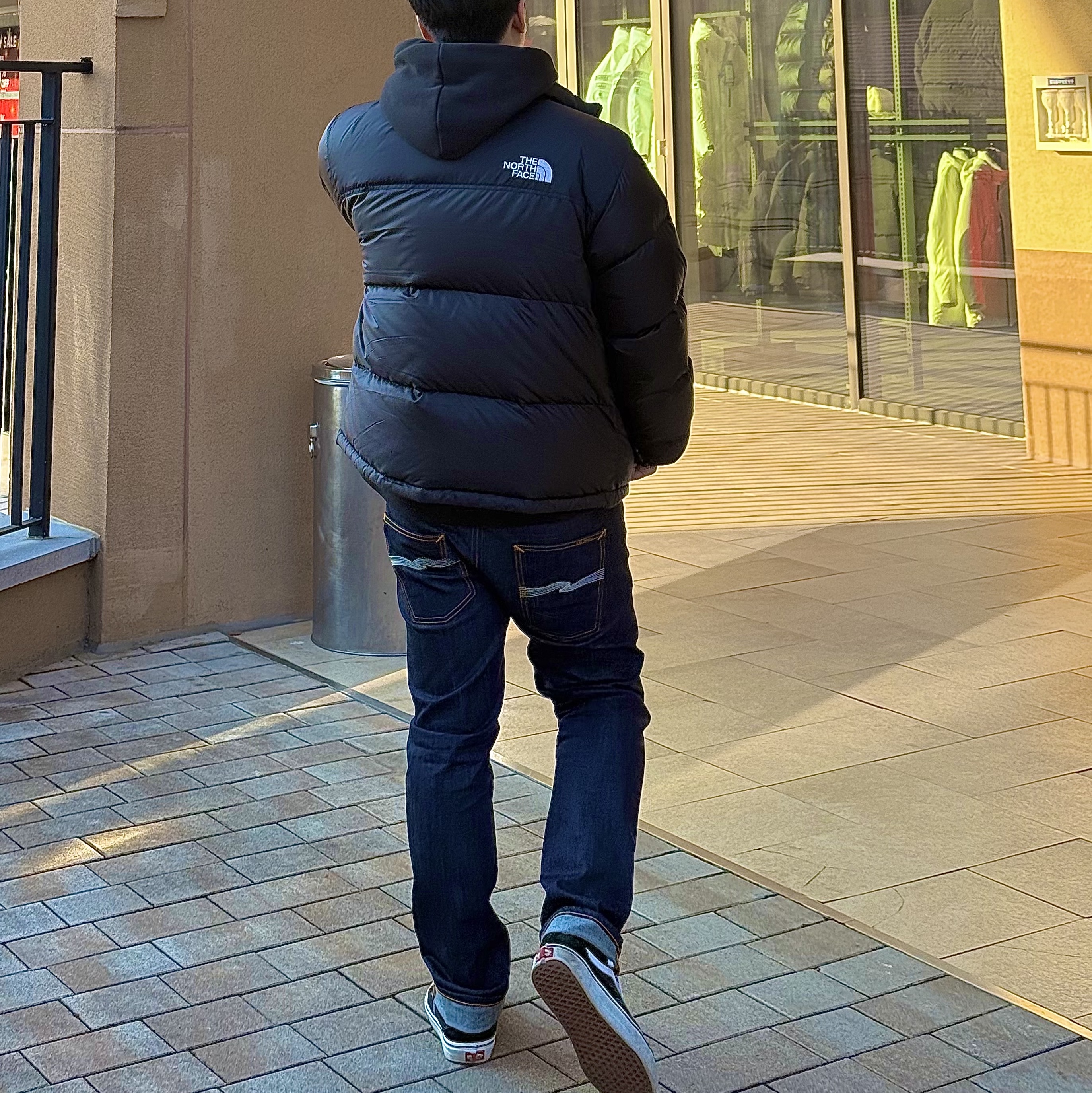 Vans Old Skool Platform Black White, The North Face 1996 Eco Nuptse Jacket Black 착용 스타일 - 2