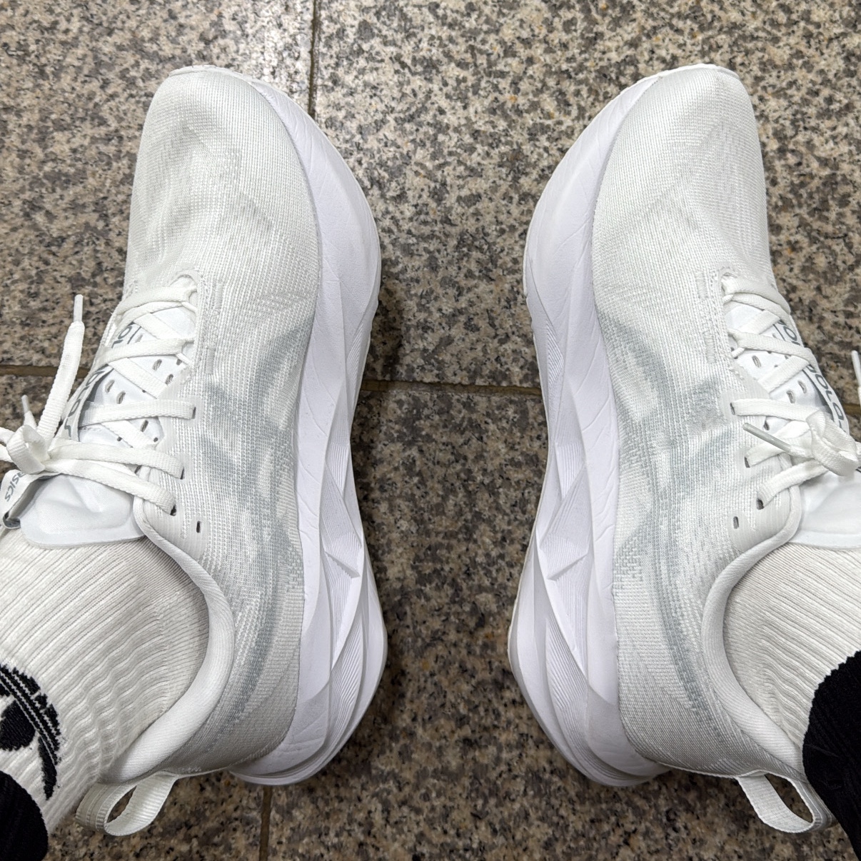 Asics Novablast 5 White Piedmont Grey 착용 스타일 - 5