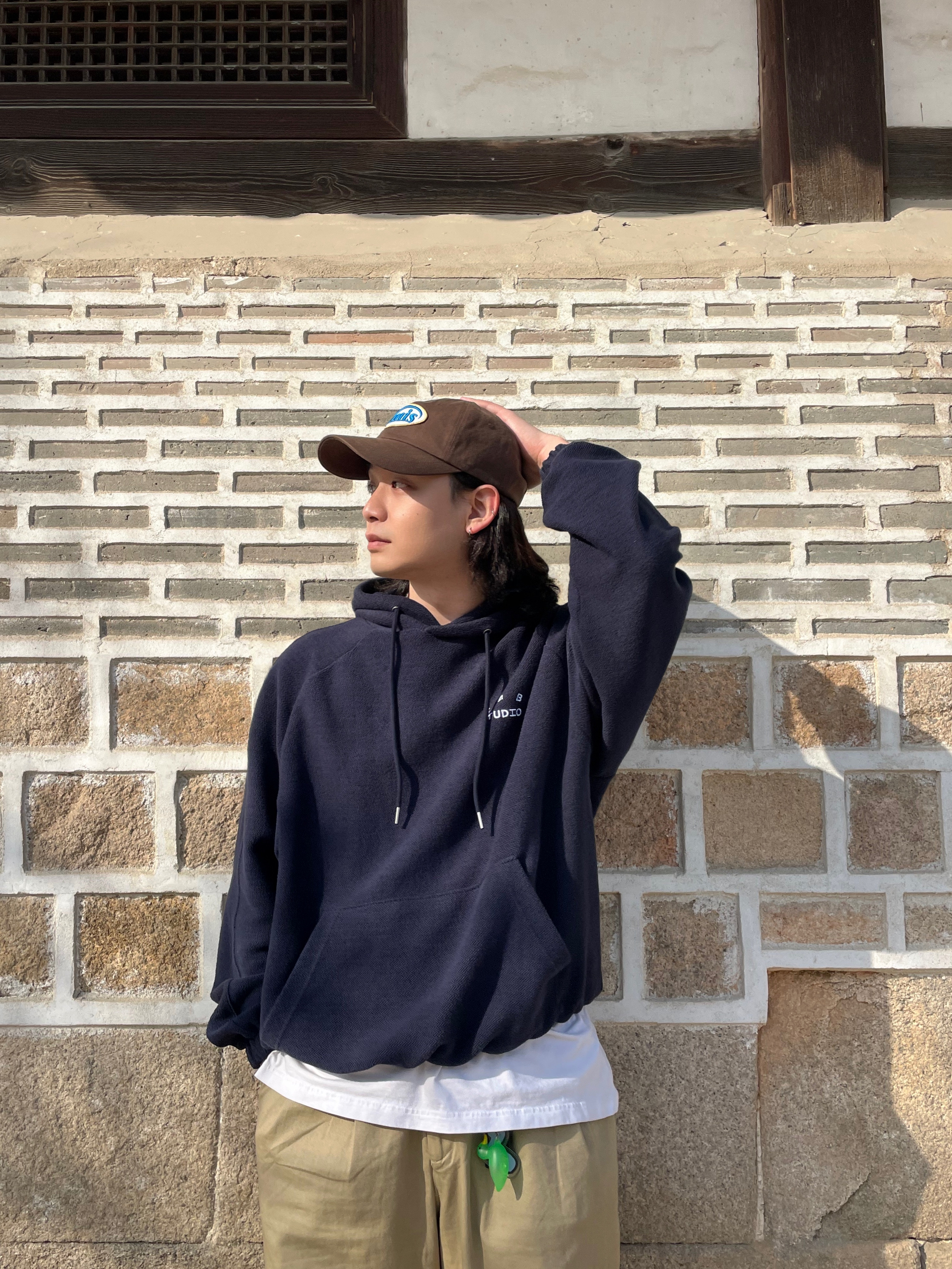 IAB Studio Herringbone Hoodie Navy White, Adidas x Song for the Mute Superstar 82 Khaki Core Black 착용 스타일 - 4