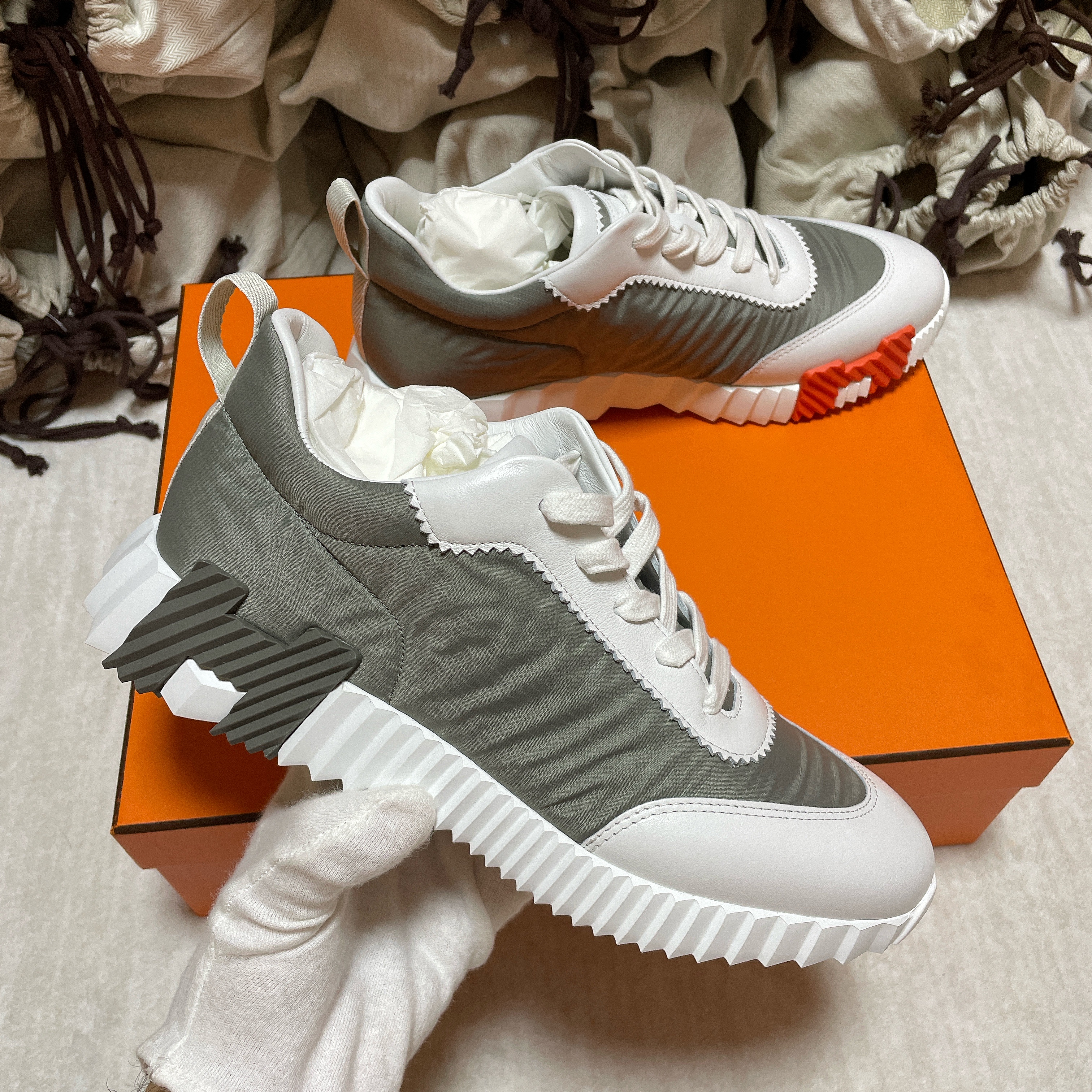 Hermes Bouncing Sneakers Ripstop Fabric Calfskin & Etoupe Blanc 착용 스타일