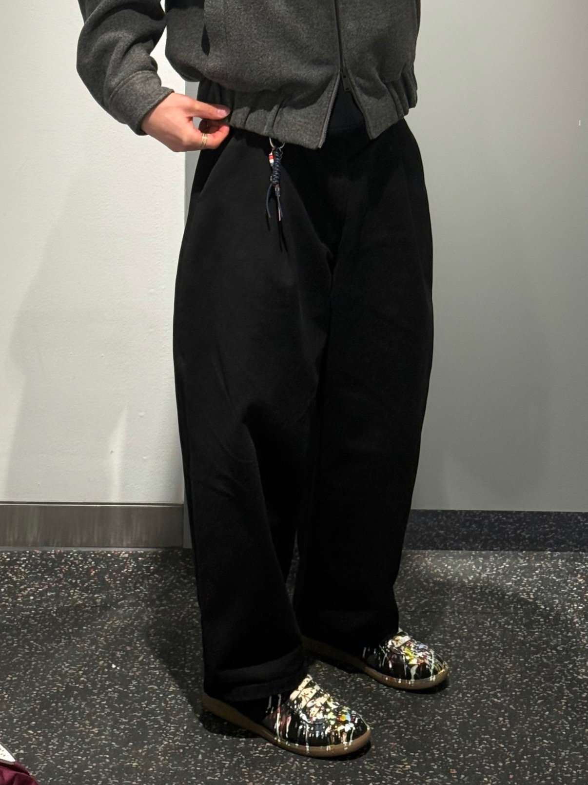 Maison Margiela Replica Paint Drop Sneakers Black, Hatchingroom Wide Curve Jeans Washed Blue 착용 스타일 - 1