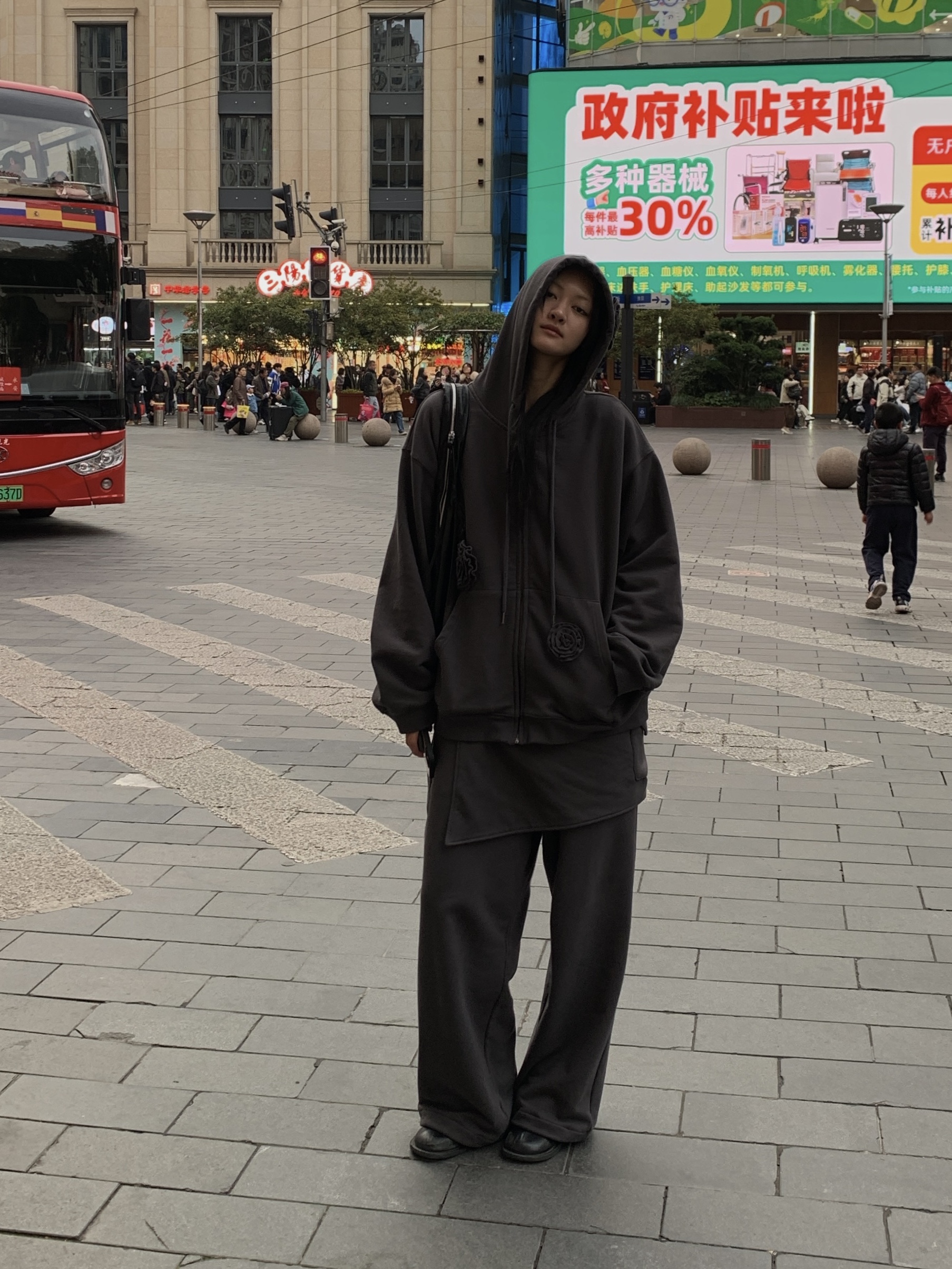 WET TAG Flower Patched Zip Up Hoodie Charcoal, WET TAG Wide Sweat Pants With Wrap Skirt Charcoal 착용 스타일 - 3