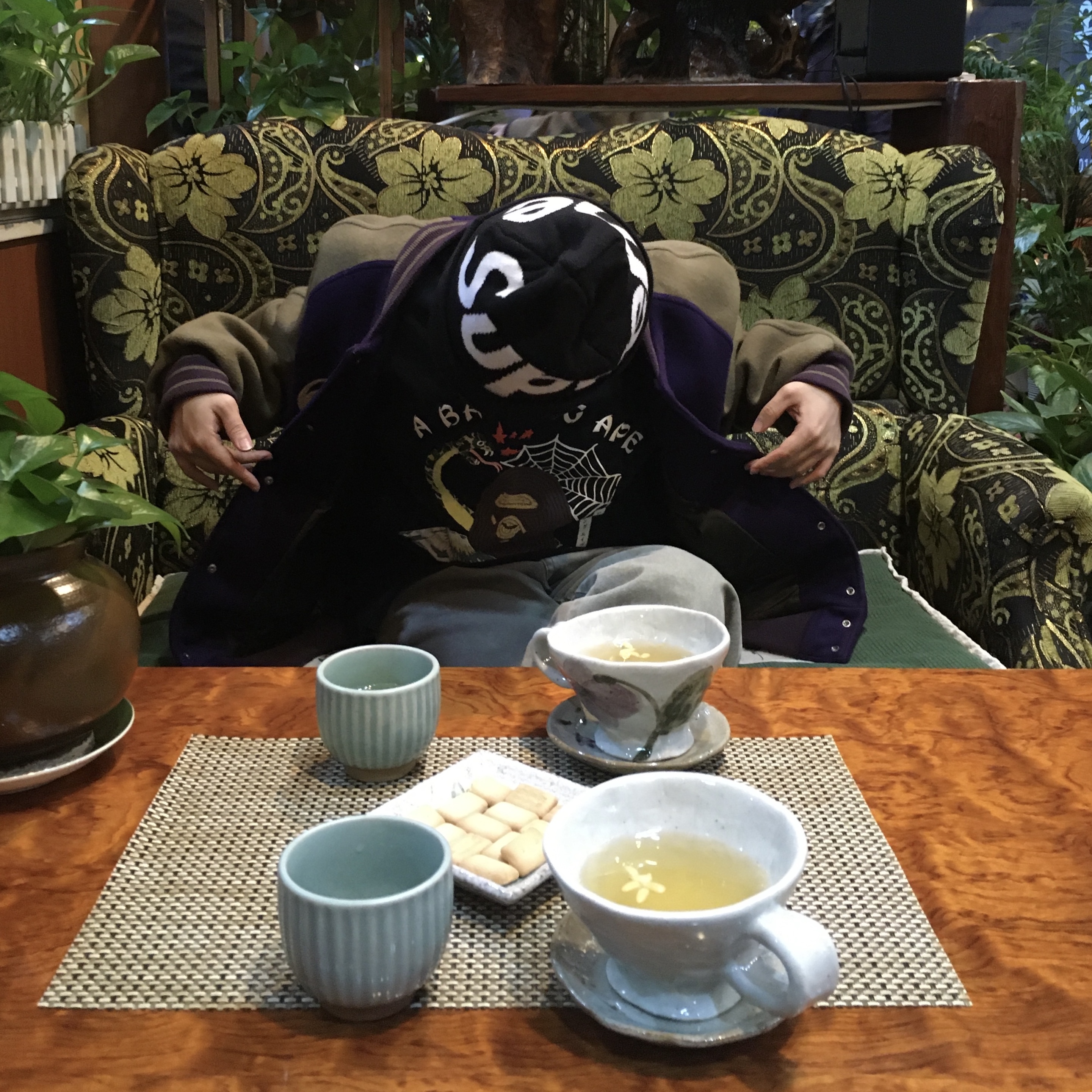 Supreme Big Logo Beanie Black, BAPE Japanese Culutre T-Shirt Navy 착용 스타일