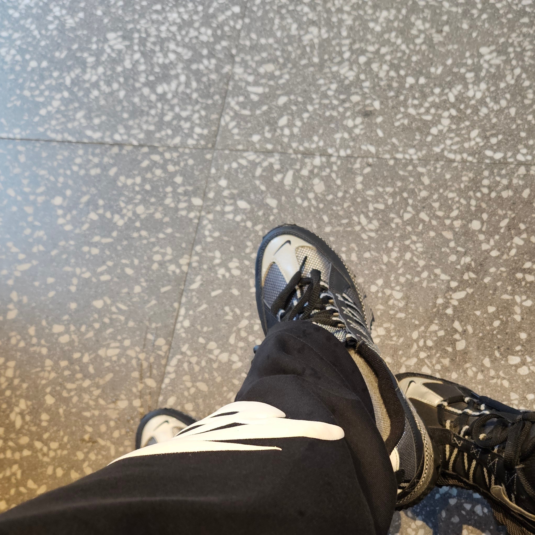 Nike Air Humara Black and Metallic Silver 착용 스타일