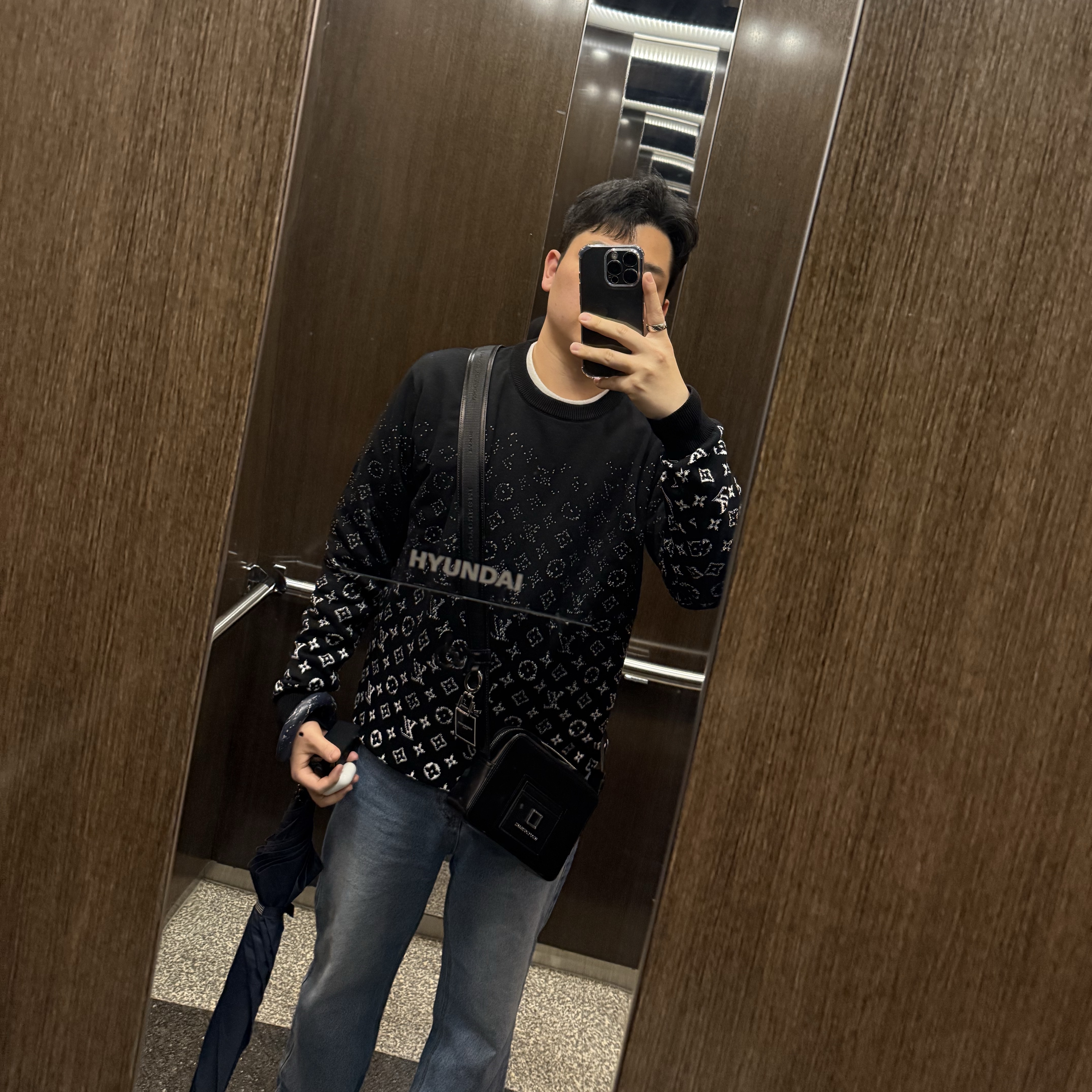 Wooyoungmi Square Mini Bag Black, Louis Vuitton LVSE Monogram Degrade Crewneck Black White 착용 스타일