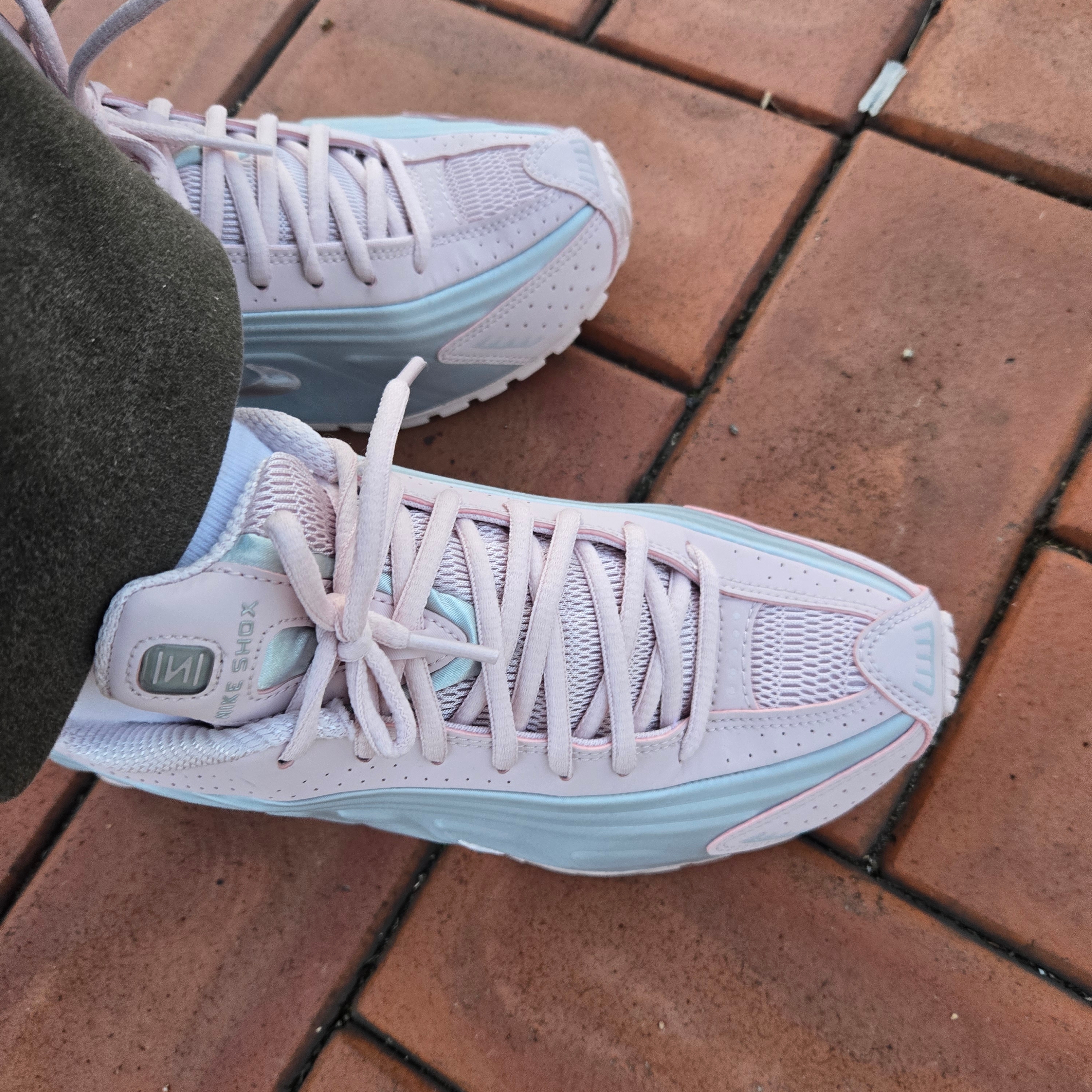 (W) Nike Shox R4 Barely Rose Metallic Platinum 착용 스타일