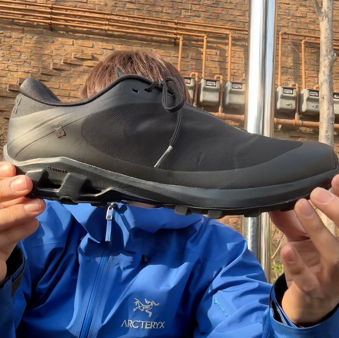 On Running x Post Archive Faction (Paf) Cloudventure Peak All Black, Arc'teryx Beta LT Jacket Vitality 착용 스타일
