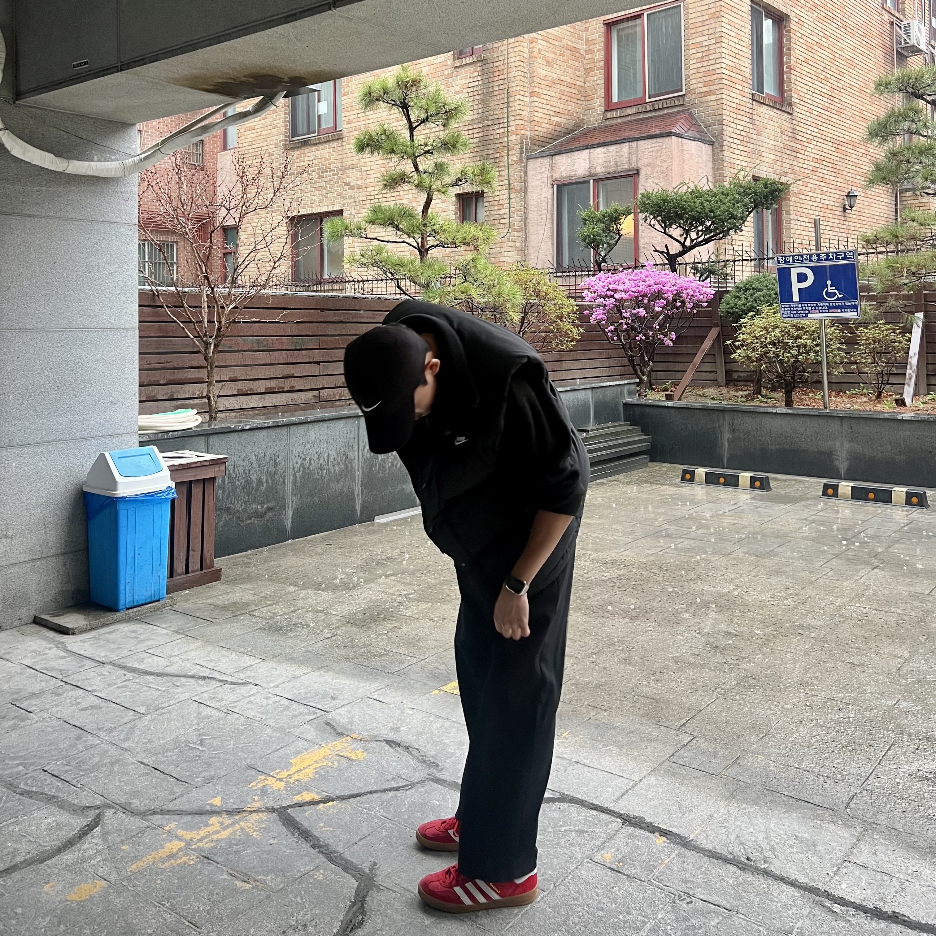 아디다스 가젤 인도어 베러 스칼렛 클라우드 화이트 착용 스타일 - 2