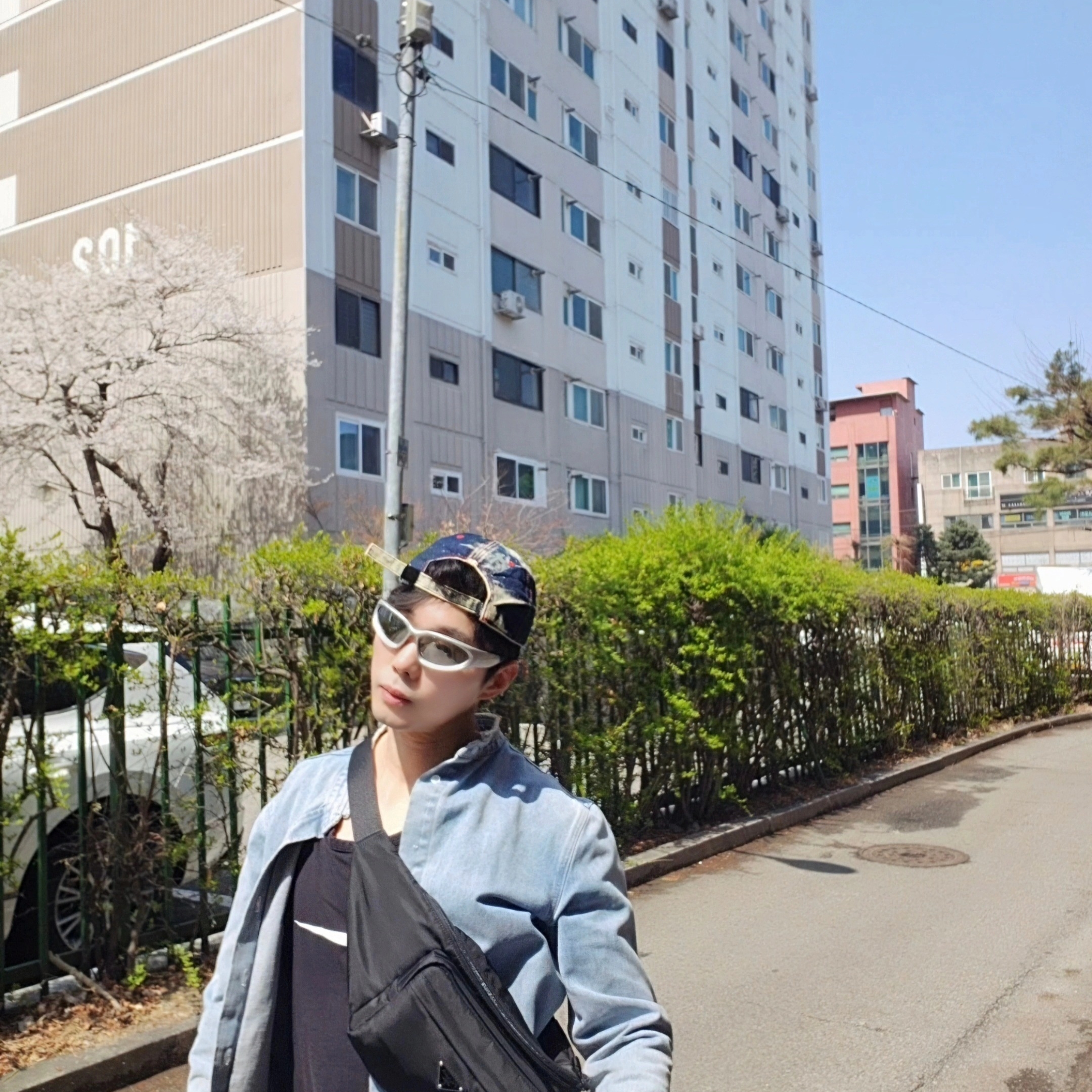 Diesel C-Seymon Treated Denim Baseball Cap Blue White, Balenciaga Swift Oval Sunglasses Silver 착용 스타일 - 2
