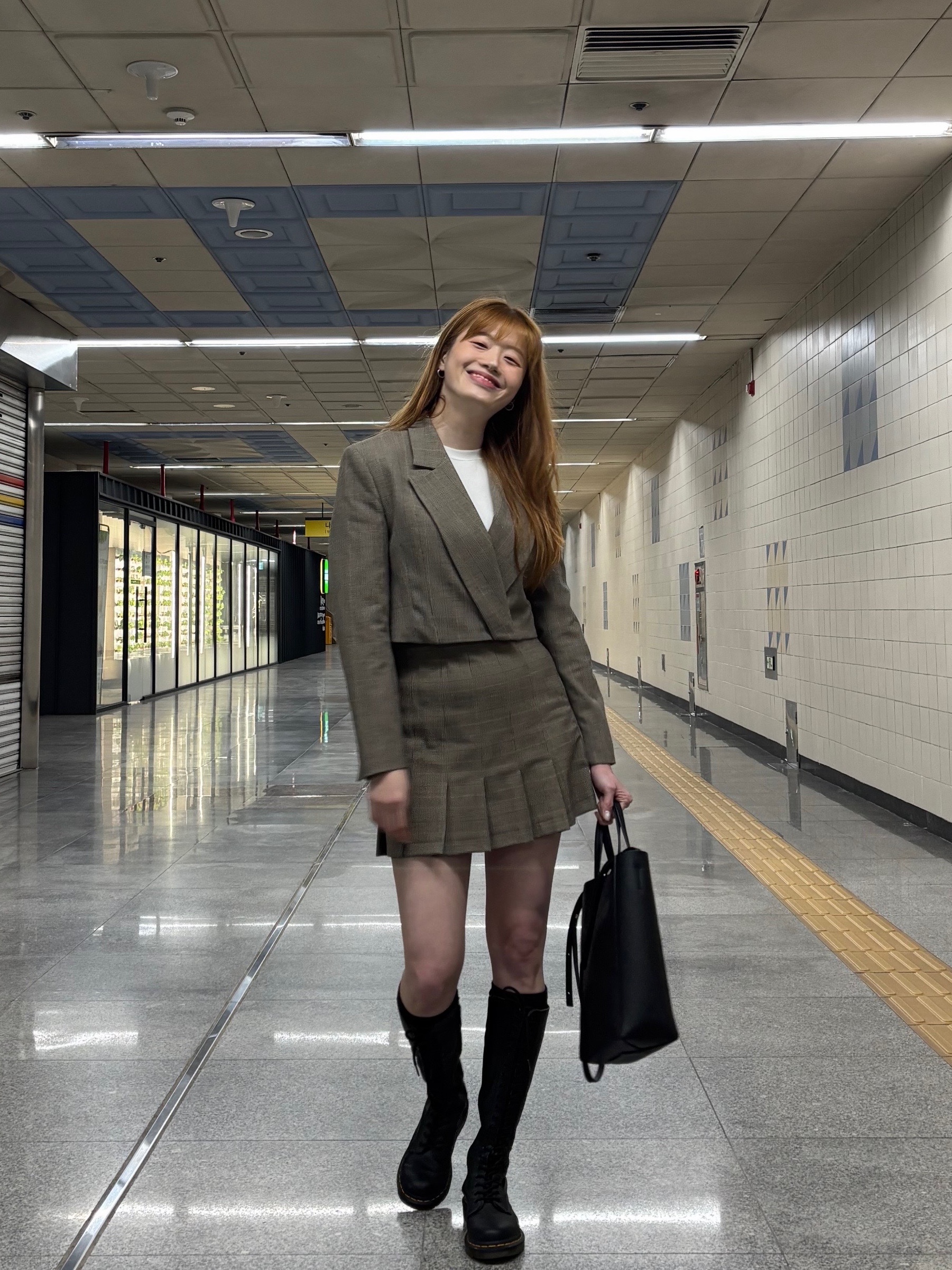 (W) Dr. Martens 1B60 Boots Black, Celine Small Cabas in Grained Calfskin Grey 착용 스타일 - 4