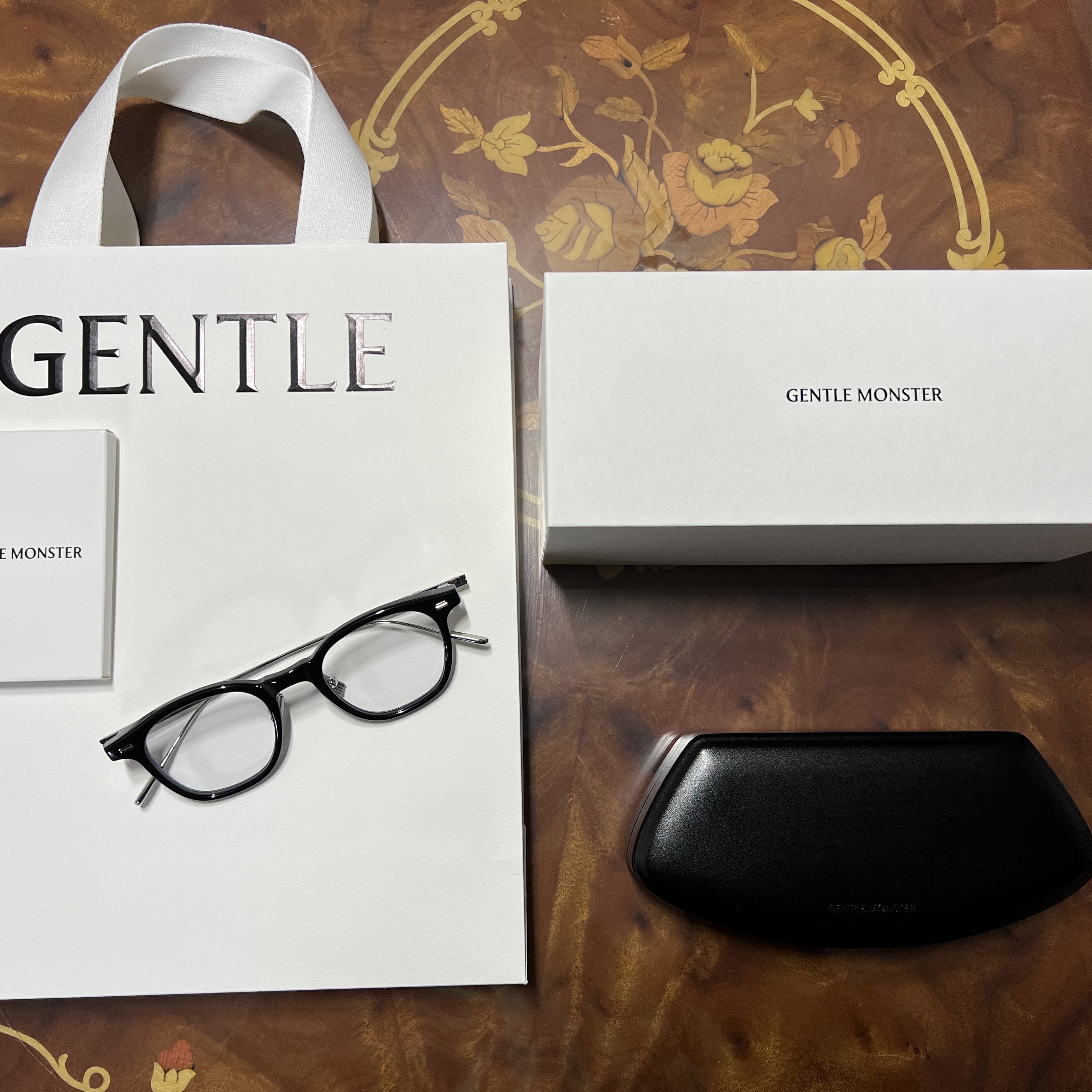 젠틀 몬스터 롭 01 블랙 착용 스타일