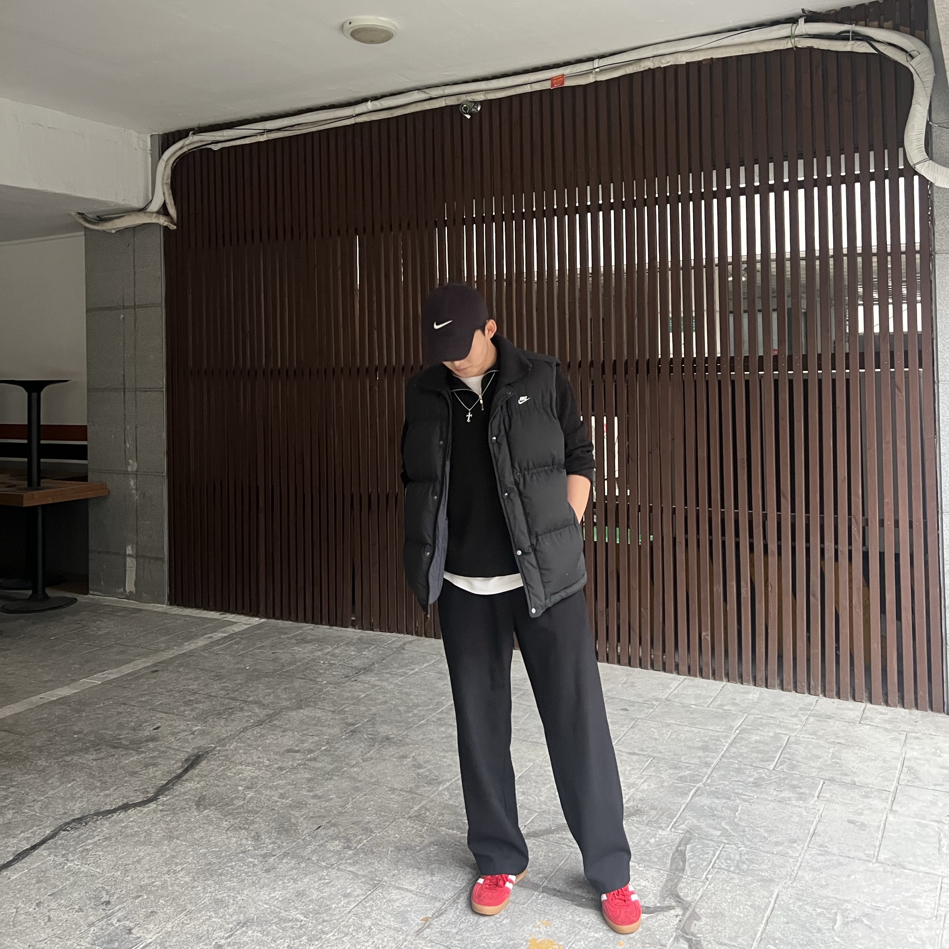 아디다스 가젤 인도어 베러 스칼렛 클라우드 화이트 착용 스타일 - 1