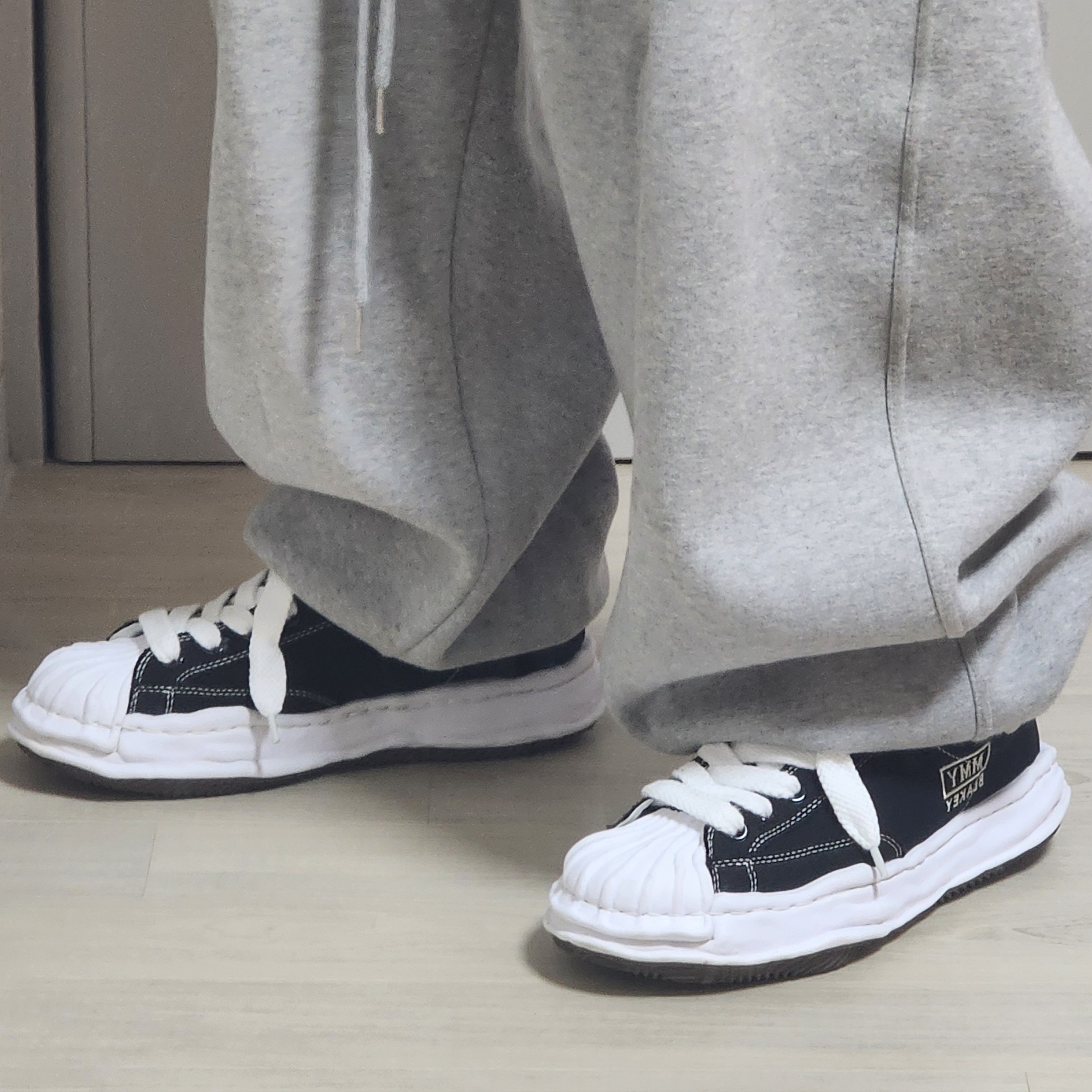 Maison Mihara Yasuhiro Blakey OG Sole Canvas Low-top Sneakers Black White, Undermycar Mu.03 Anti Fxxking Logo Play Oversized Sweat Jogger Melange Gray 착용 스타일 - 3