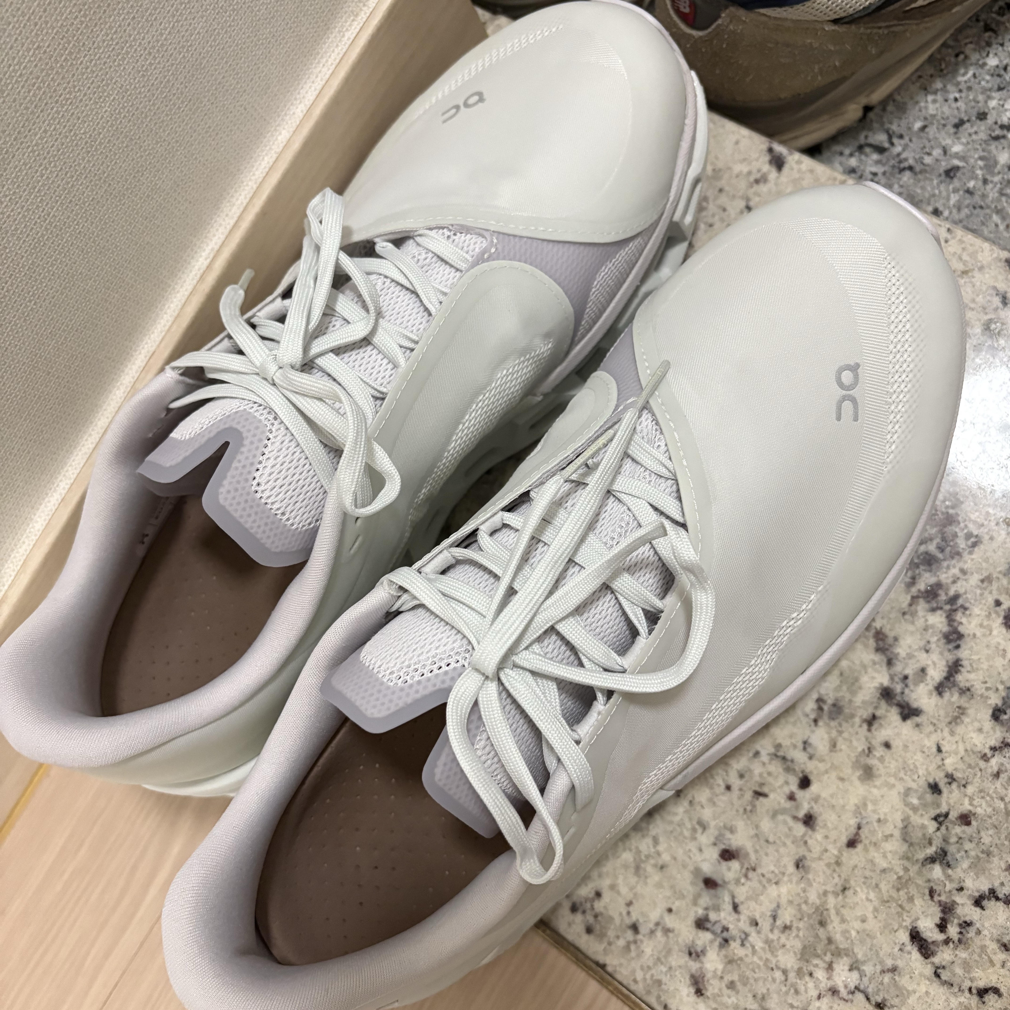 On Running x Post Archive Faction (Paf) Cloudmonster 2 Vapor Frost 착용 스타일 - 2