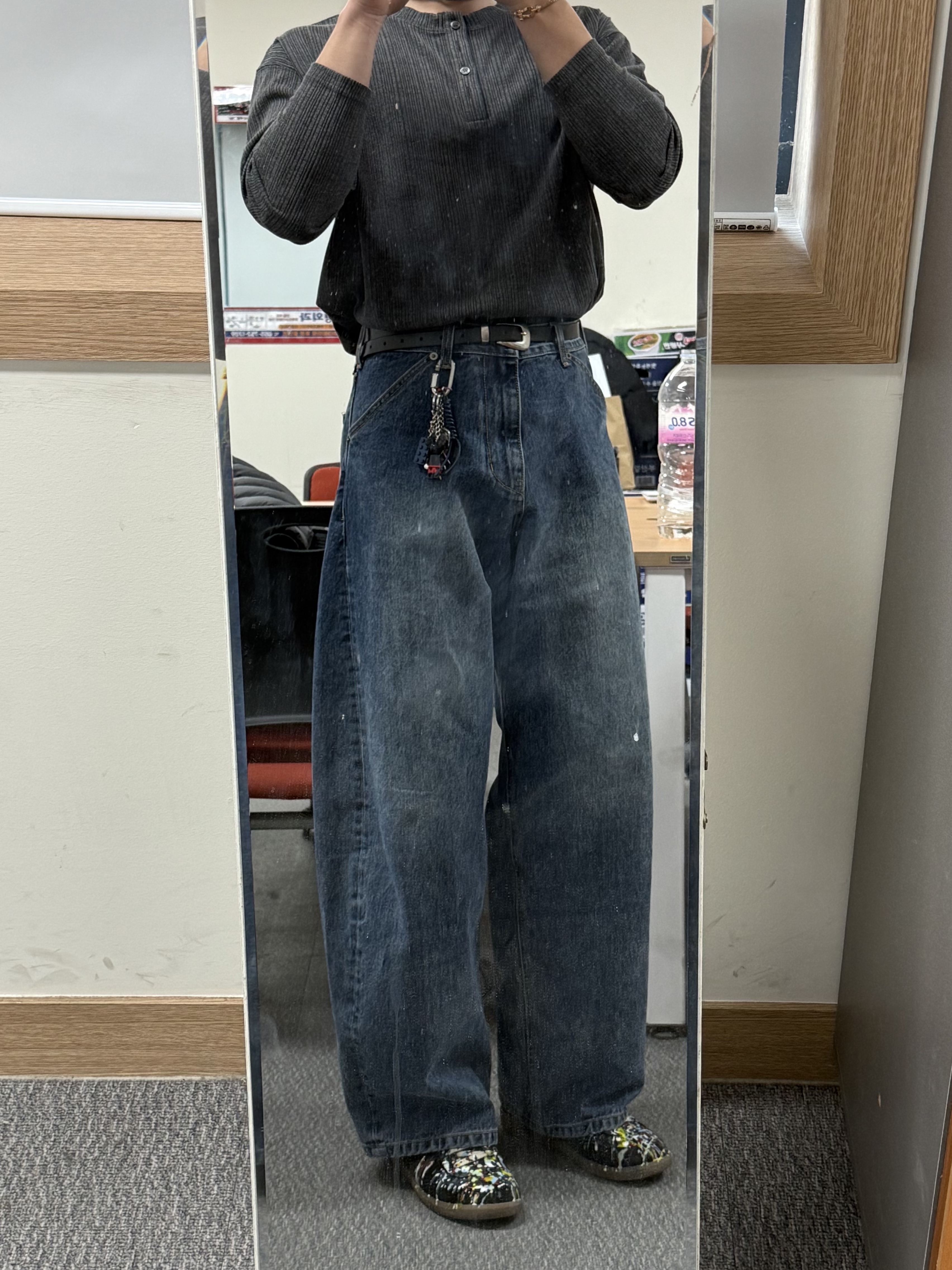 Maison Margiela Replica Paint Drop Sneakers Black, Hatchingroom Wide Curve Jeans Washed Blue 착용 스타일 - 2