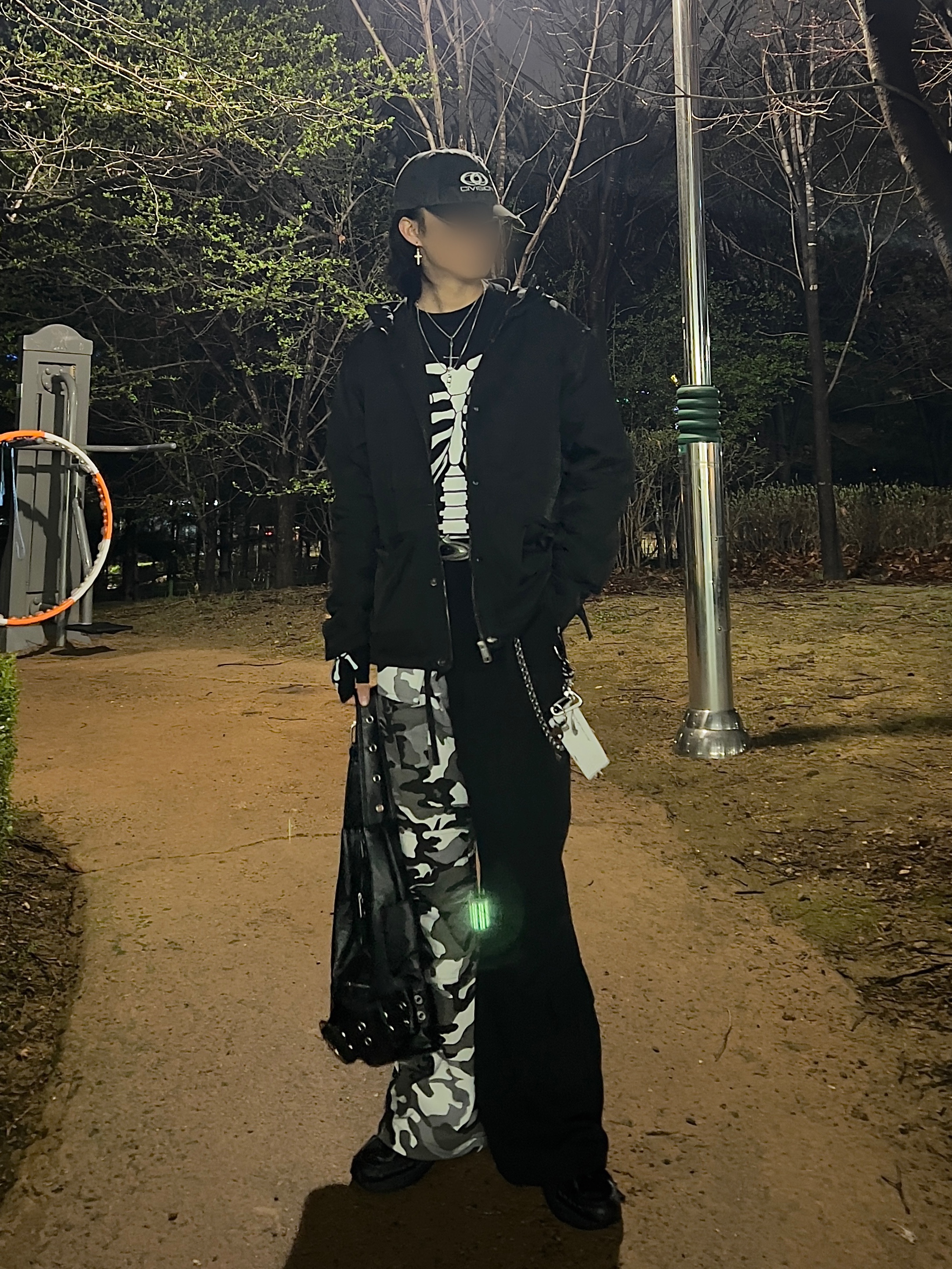 슈프림 헤인즈 본즈 써멀 크루 블랙 (1개입), 로어링라드 플레어 카고 팬츠 하프 카모플라쥬 착용 스타일 - 1
