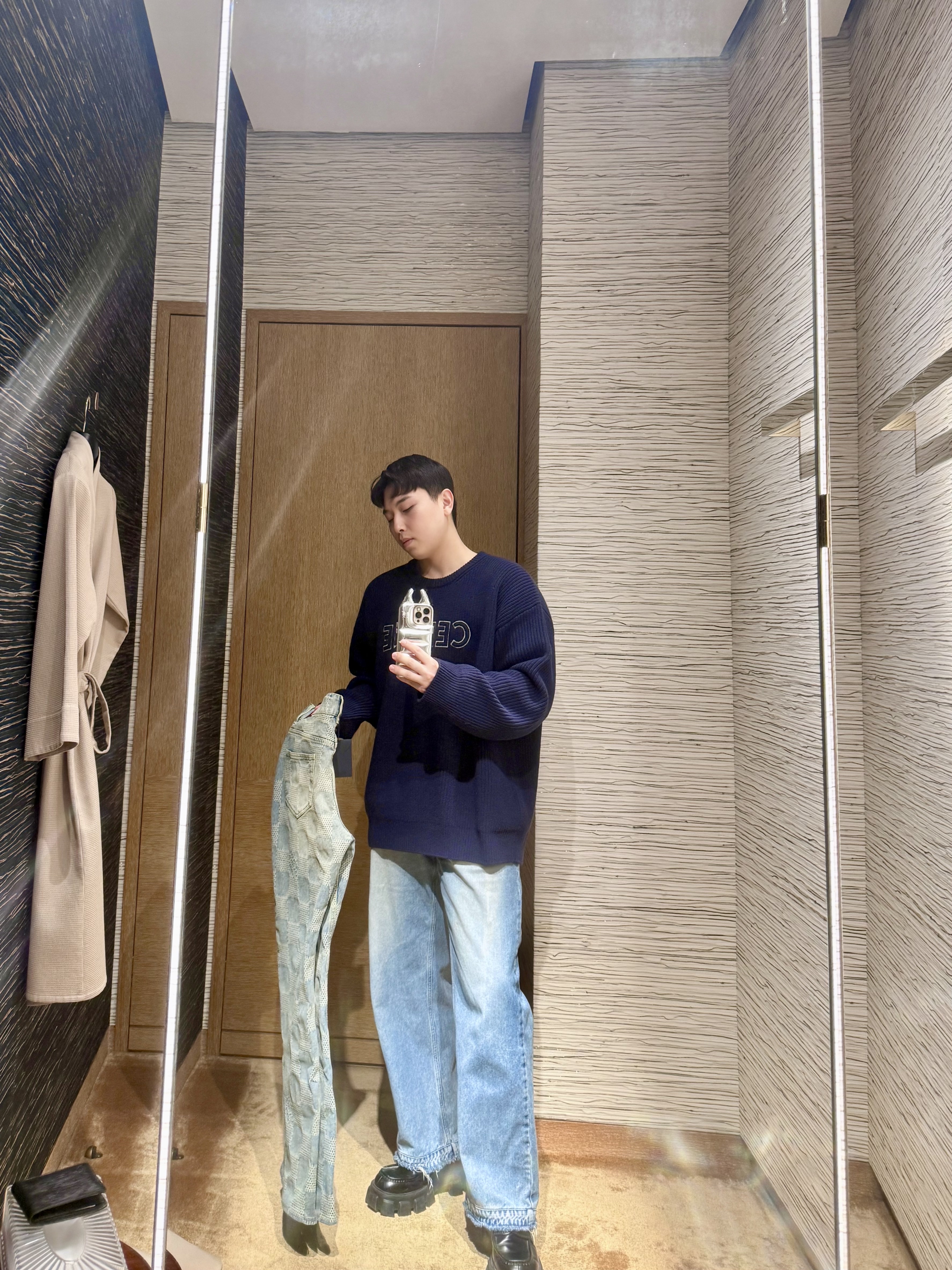 Louis Vuitton Damier Bootcut Denim Pants Indigo 착용 스타일 - 1
