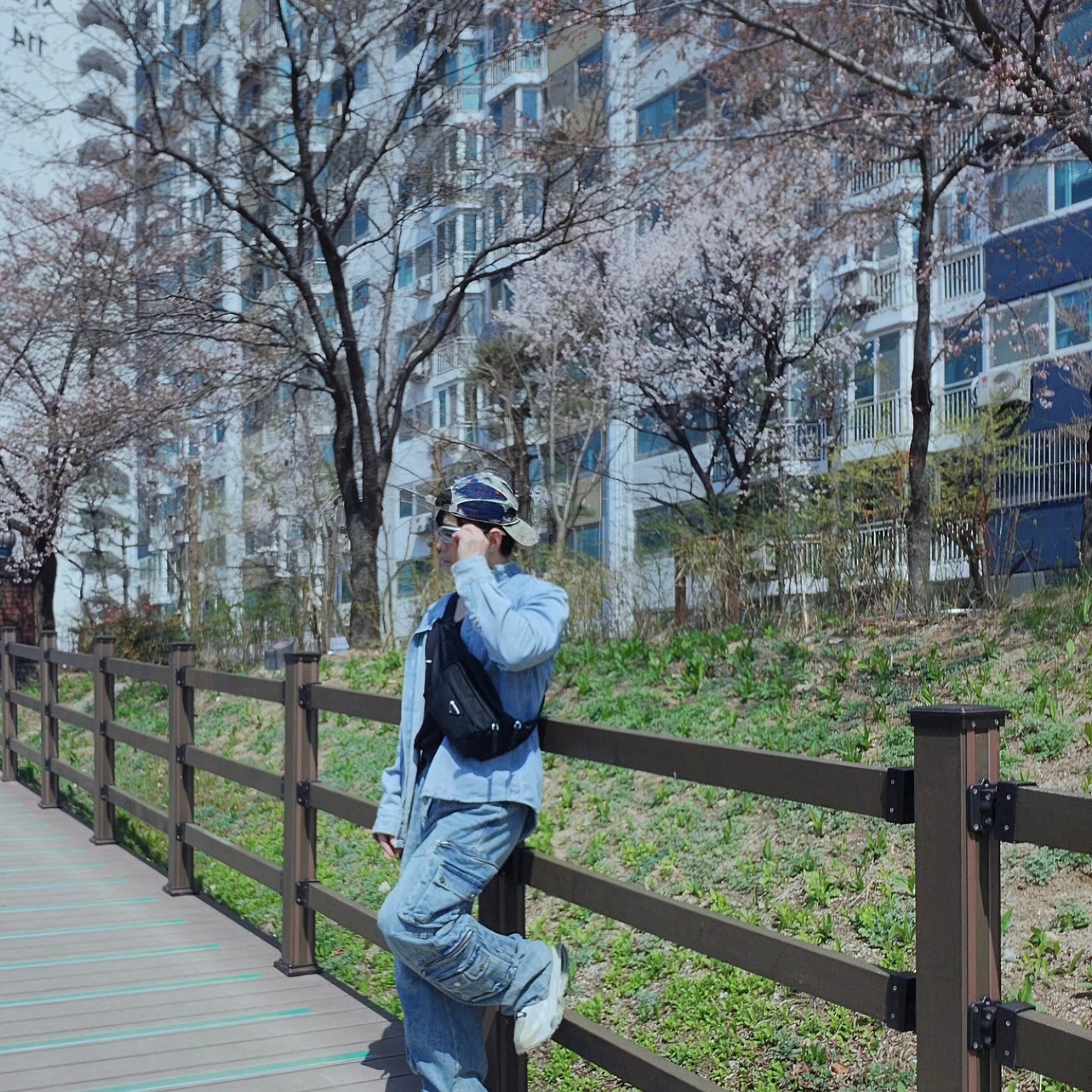 Diesel C-Seymon Treated Denim Baseball Cap Blue White, Balenciaga Swift Oval Sunglasses Silver 착용 스타일 - 3