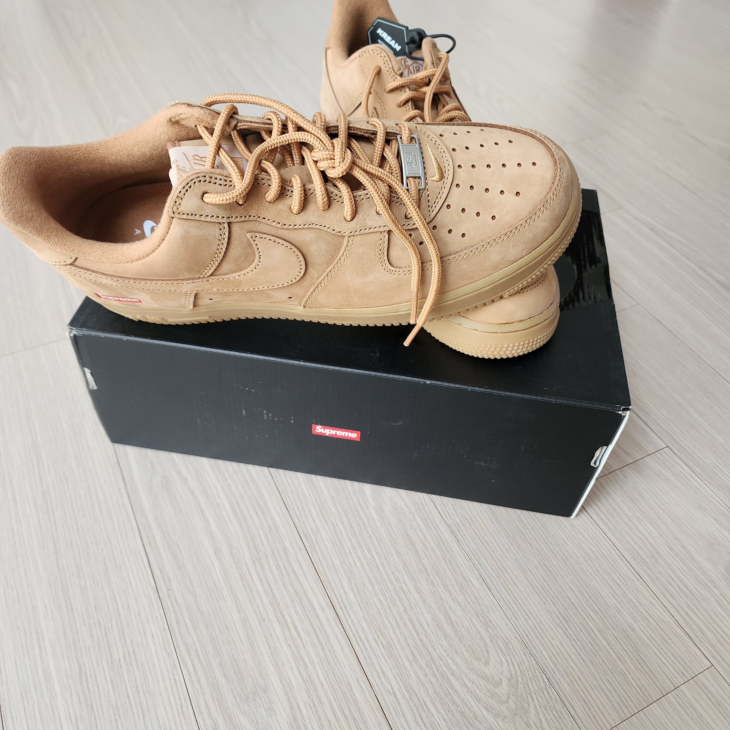 Nike x Supreme Air Force 1 Low Flax 착용 스타일