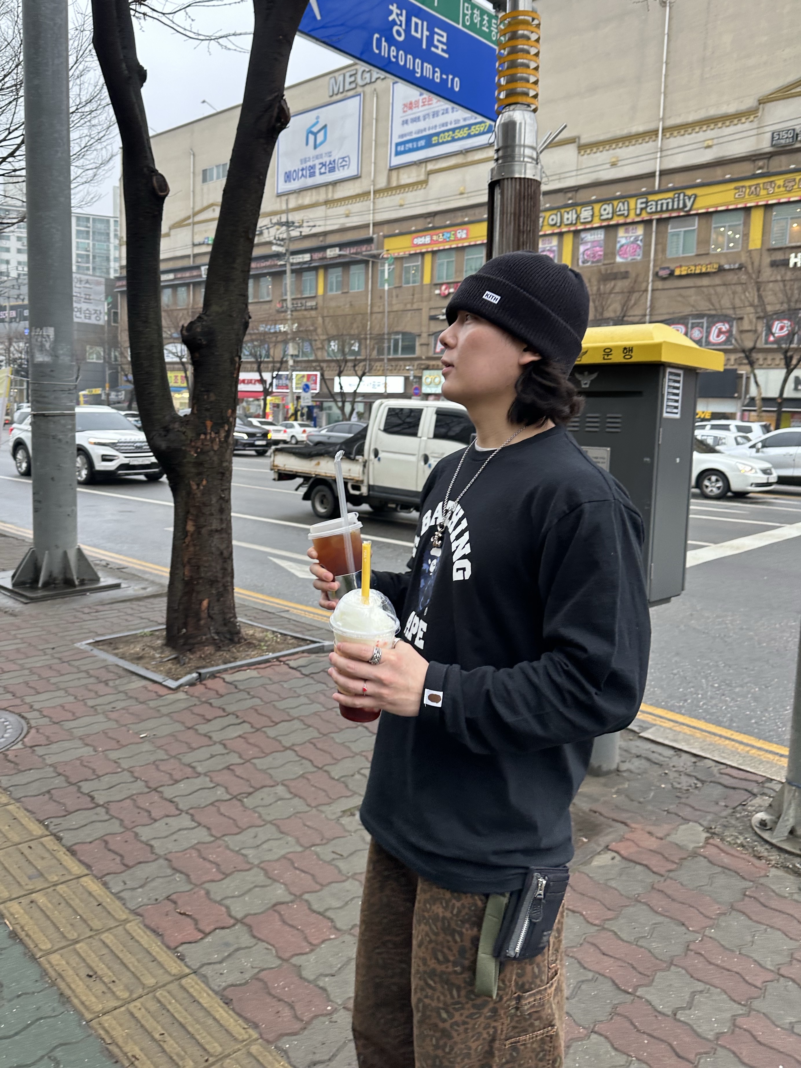 베이프 컬러 카모 컬리지 롱슬리브 티셔츠 블랙 네이비, 한스룸 크롬하츠 원볼 BS플레어 참 착용 스타일 - 1