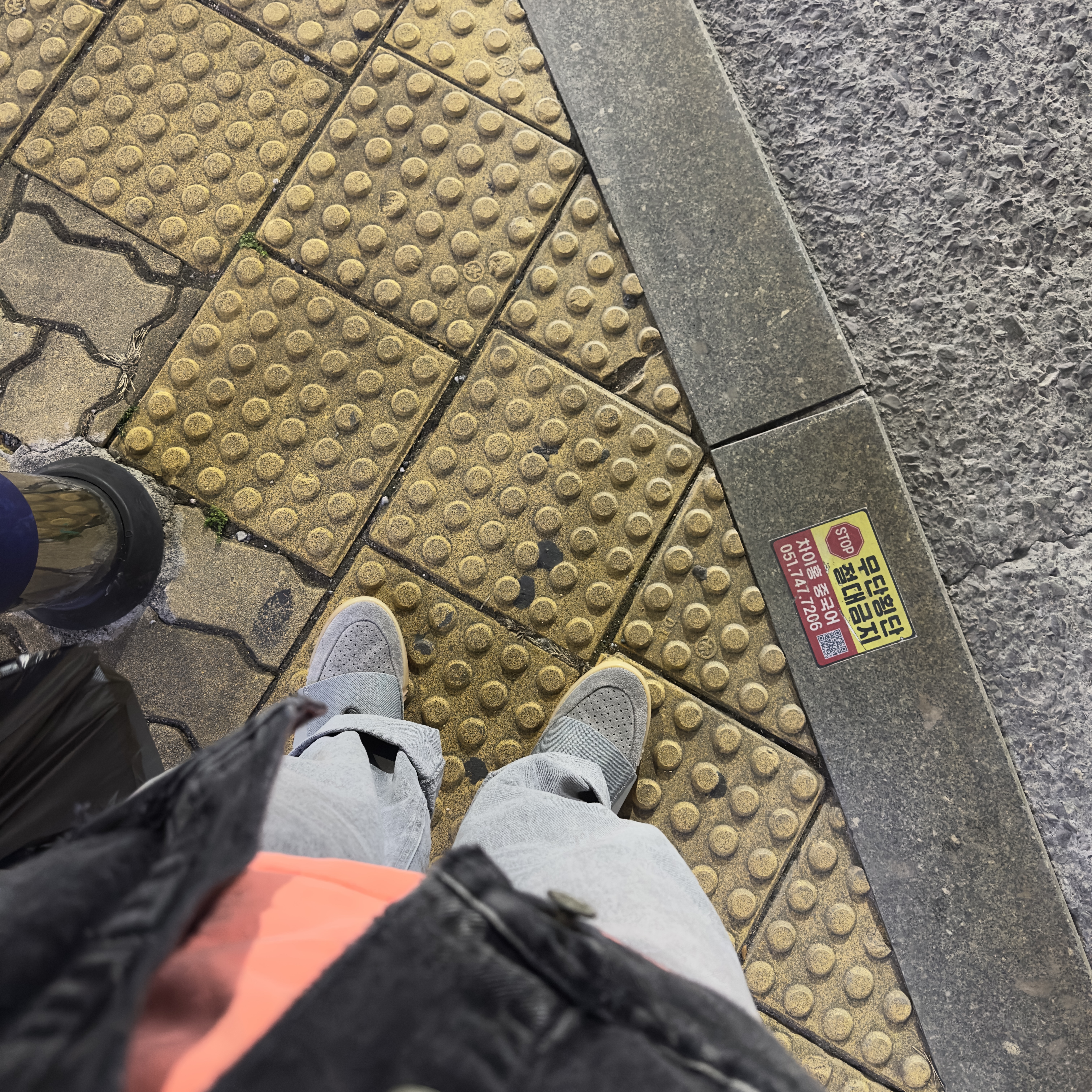 Adidas Yeezy Boost 750 Light Grey Glow In the Dark, Yeezy Gap Engineered By Balenciaga Padded Denim Jacket Grey Wash 착용 스타일