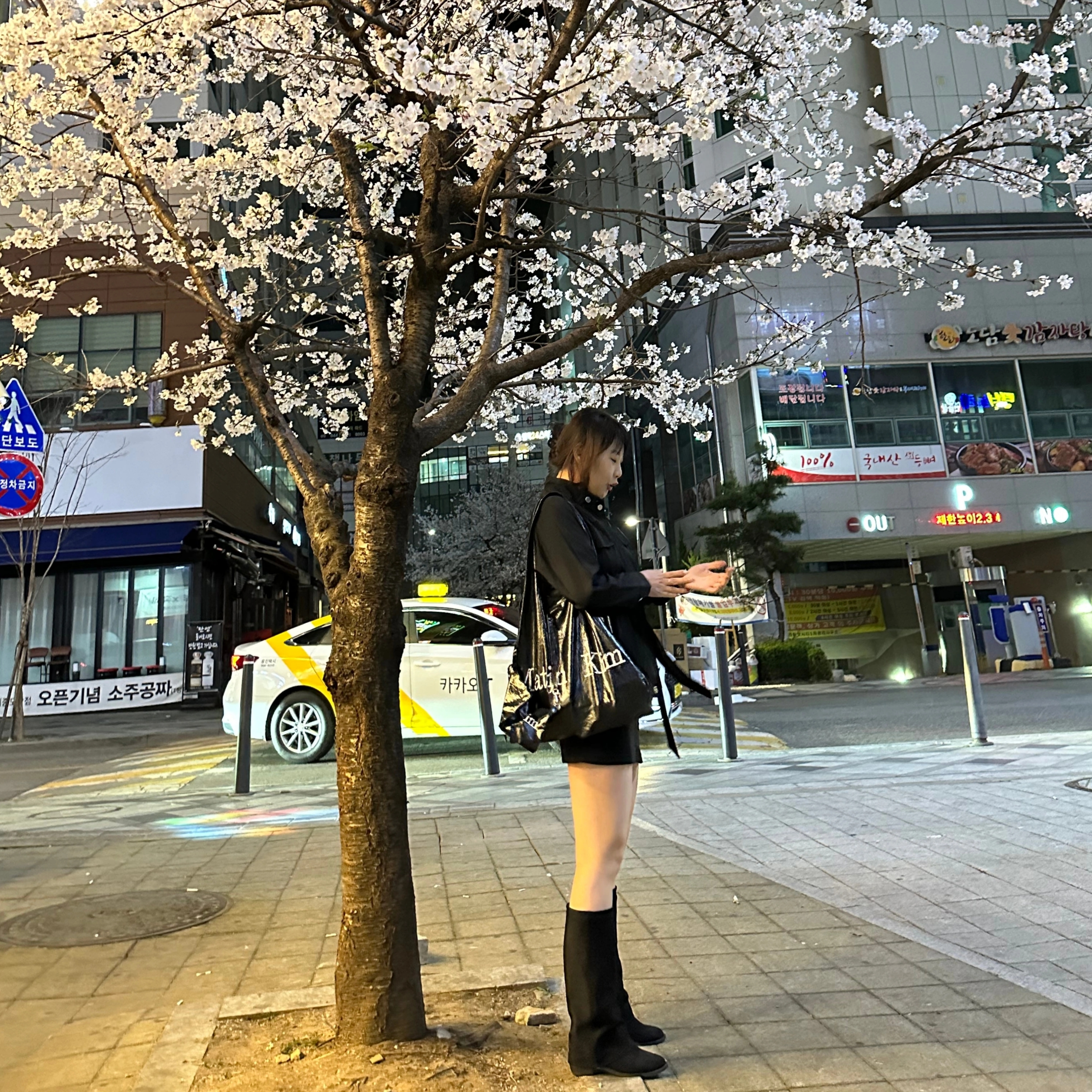 Matin Kim Cracked Logo Glossy Ecobag in Strong Black 착용 스타일