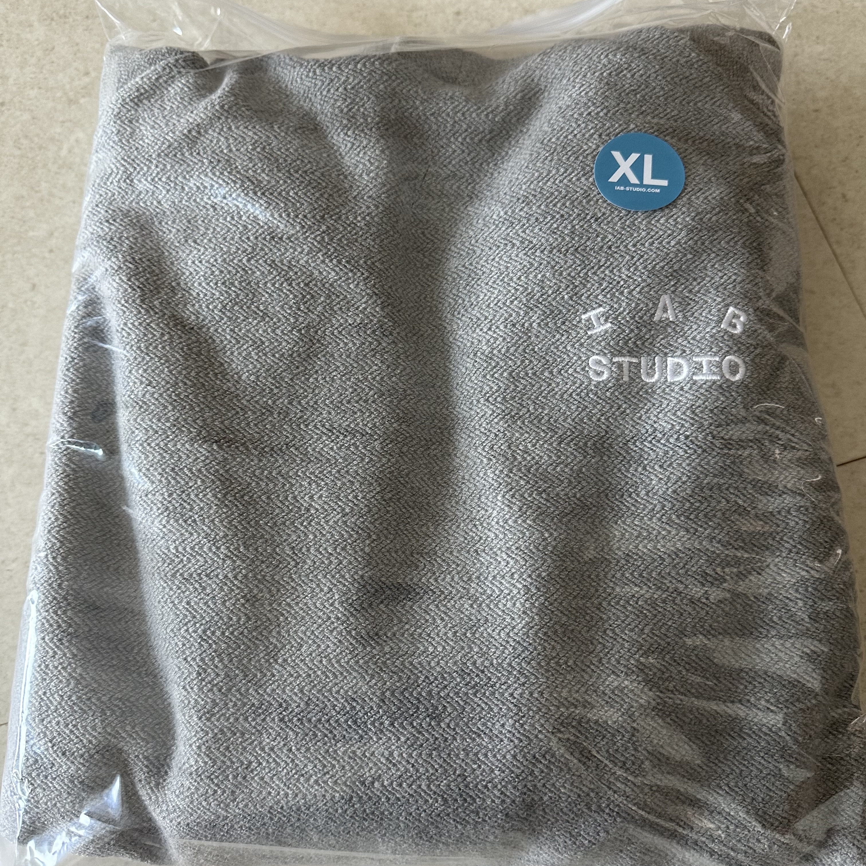 Jordan x Trophy Room Short Sleeve Top Black (FQ3844-010), IAB Studio Herringbone Hoodie Gray White 착용 스타일 - 3