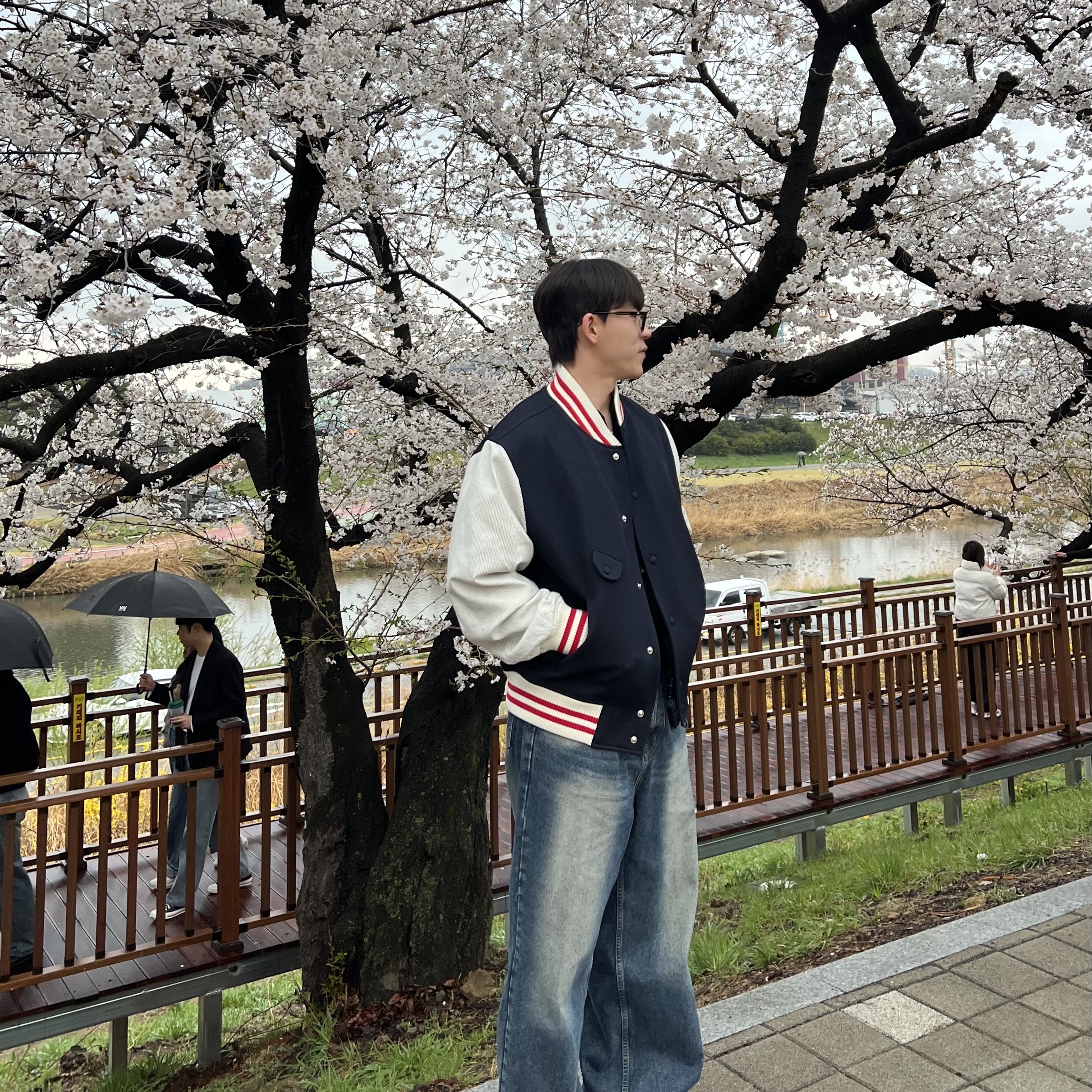 STU Embroidery Wool Stripe Varsity Navy, Balenciaga X-Pander Sneakers Blue Silver 착용 스타일 - 3
