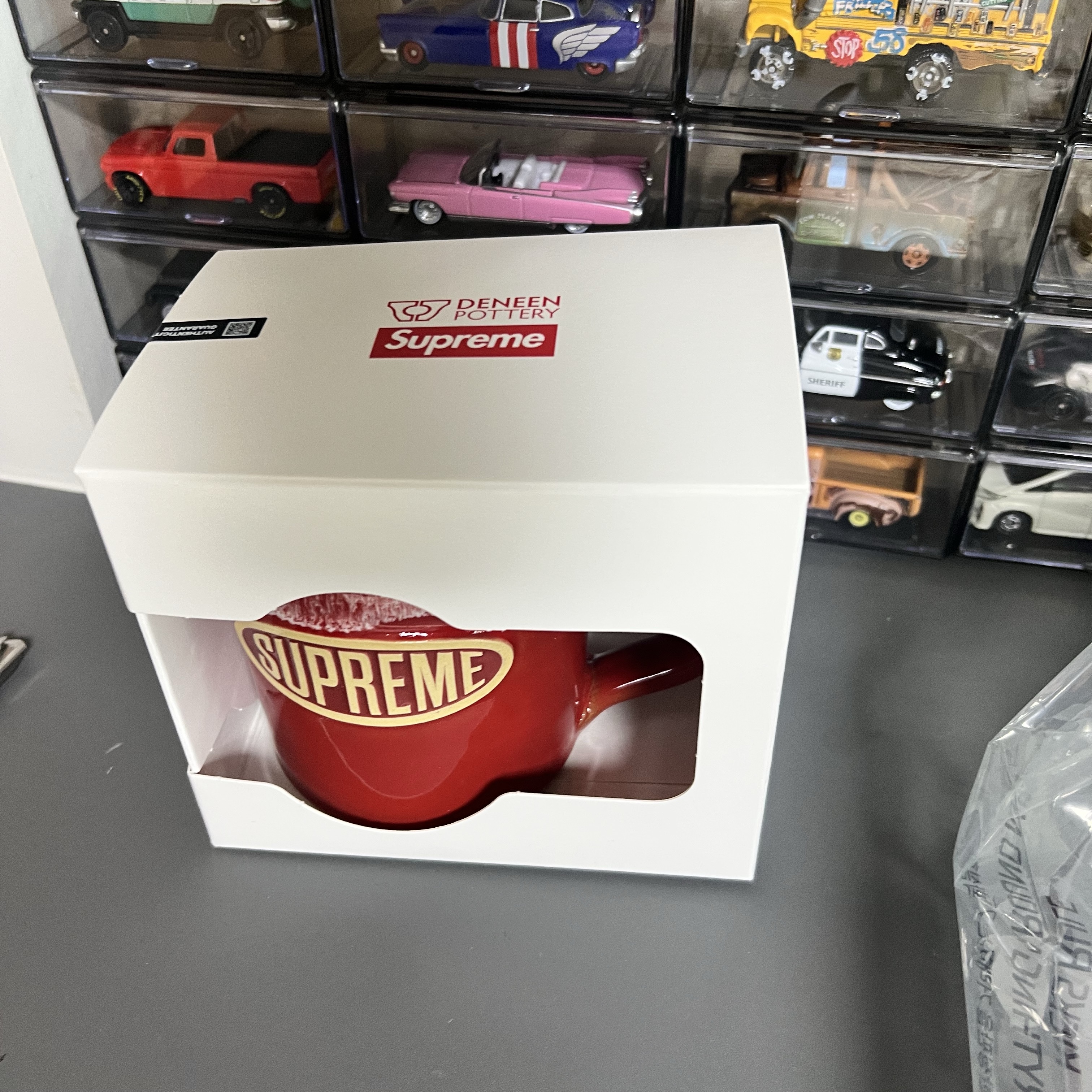 Supreme x Deneen Camper Mug Red - 25SS 착용 스타일 - 3