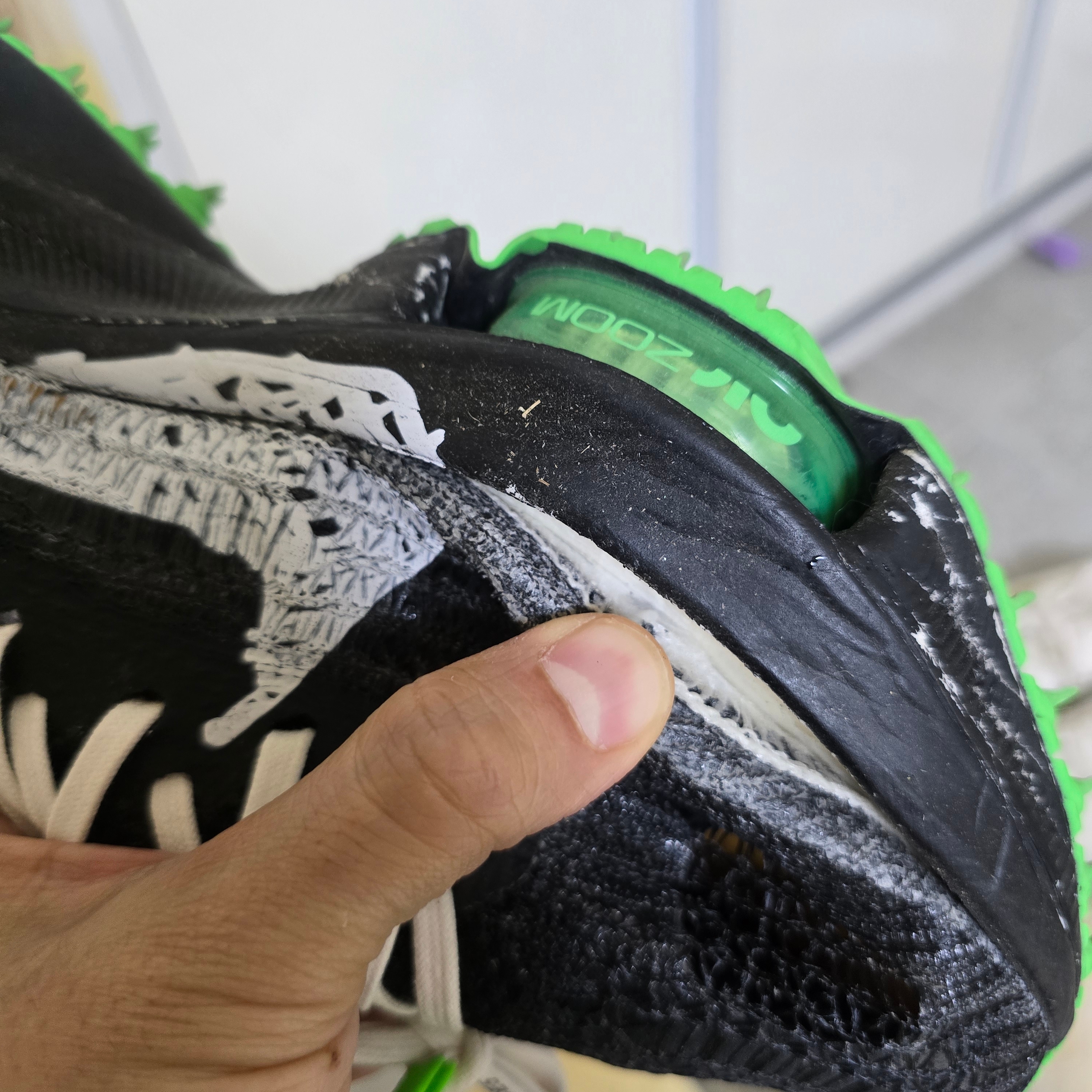 Nike x Off-White Air Zoom Tempo Next% Black 착용 스타일 - 3