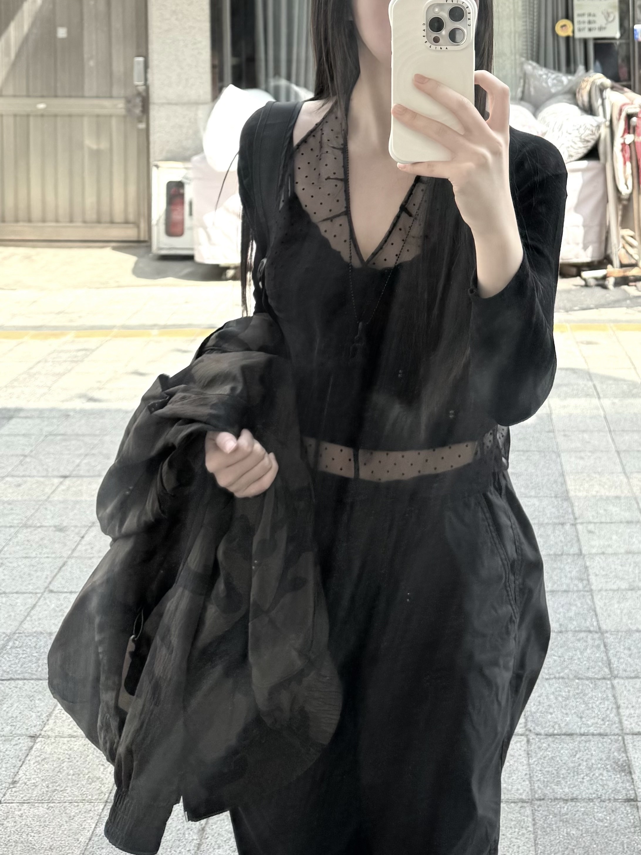Nike x Jacquemus J Force 1 Low LX SP Black, Arc'teryx Heliad 15 Backpack Black 착용 스타일 - 2