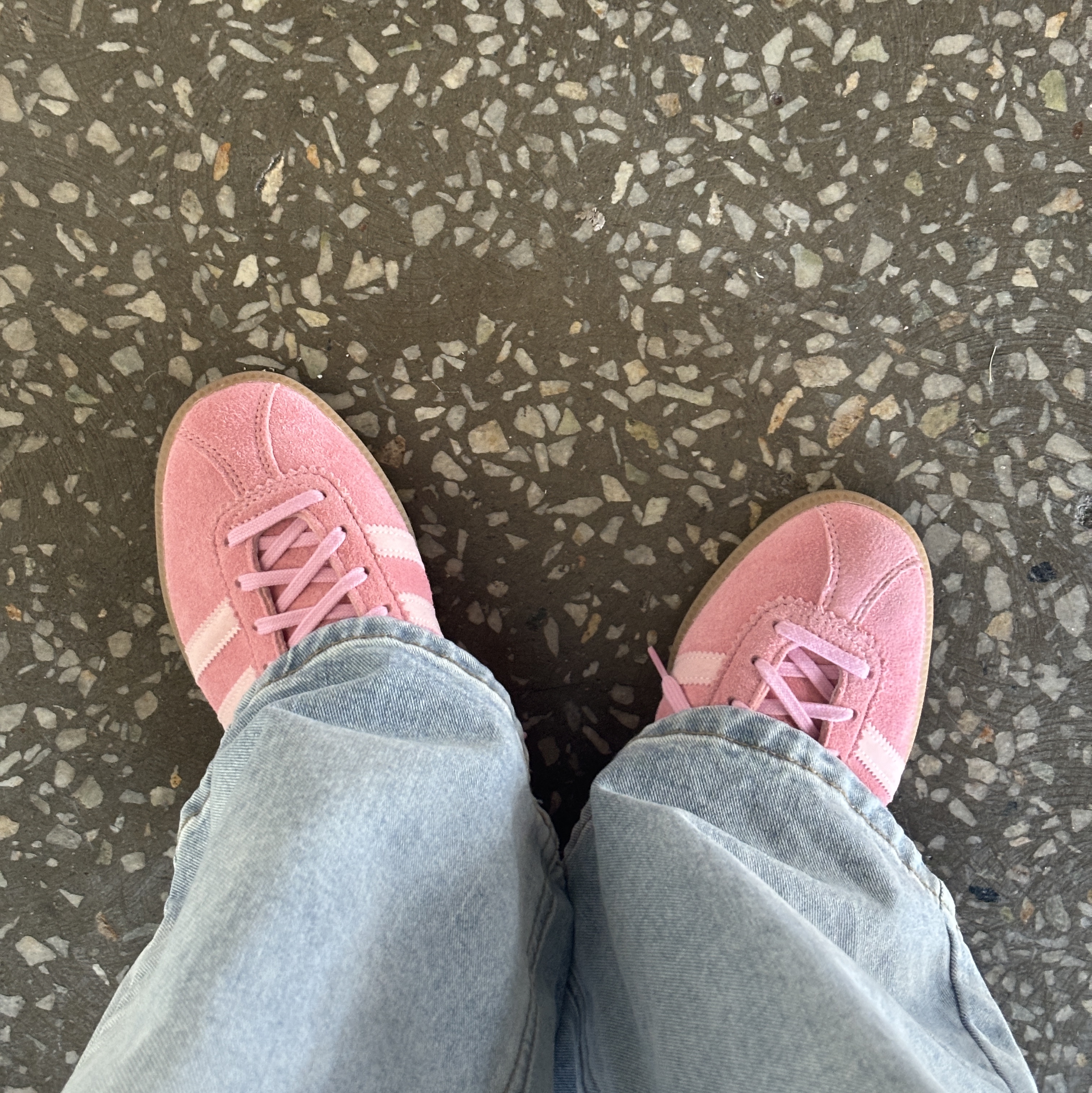 Adidas Bermuda Glow Pink 착용 스타일