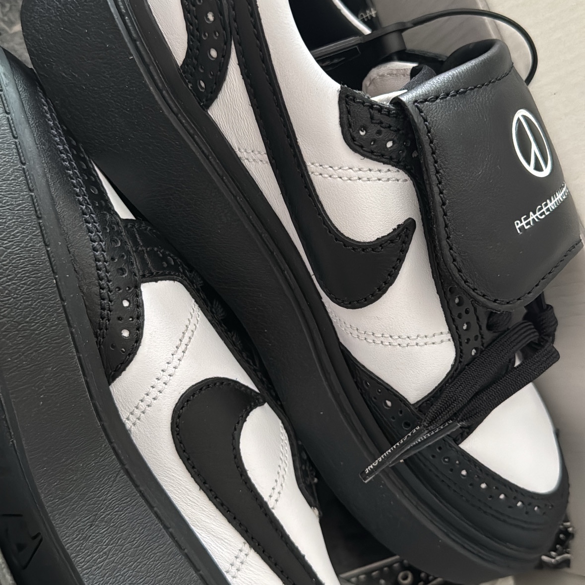 Nike x Peaceminusone Kwondo1 Black and White, CDG Logo Check Muffler White Black 착용 스타일 - 3